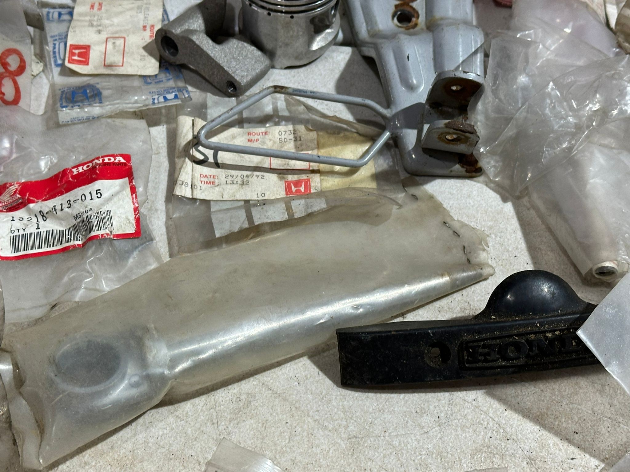 A large quantity of mostly old new stock genuine Honda parts. - Bild 55 aus 65