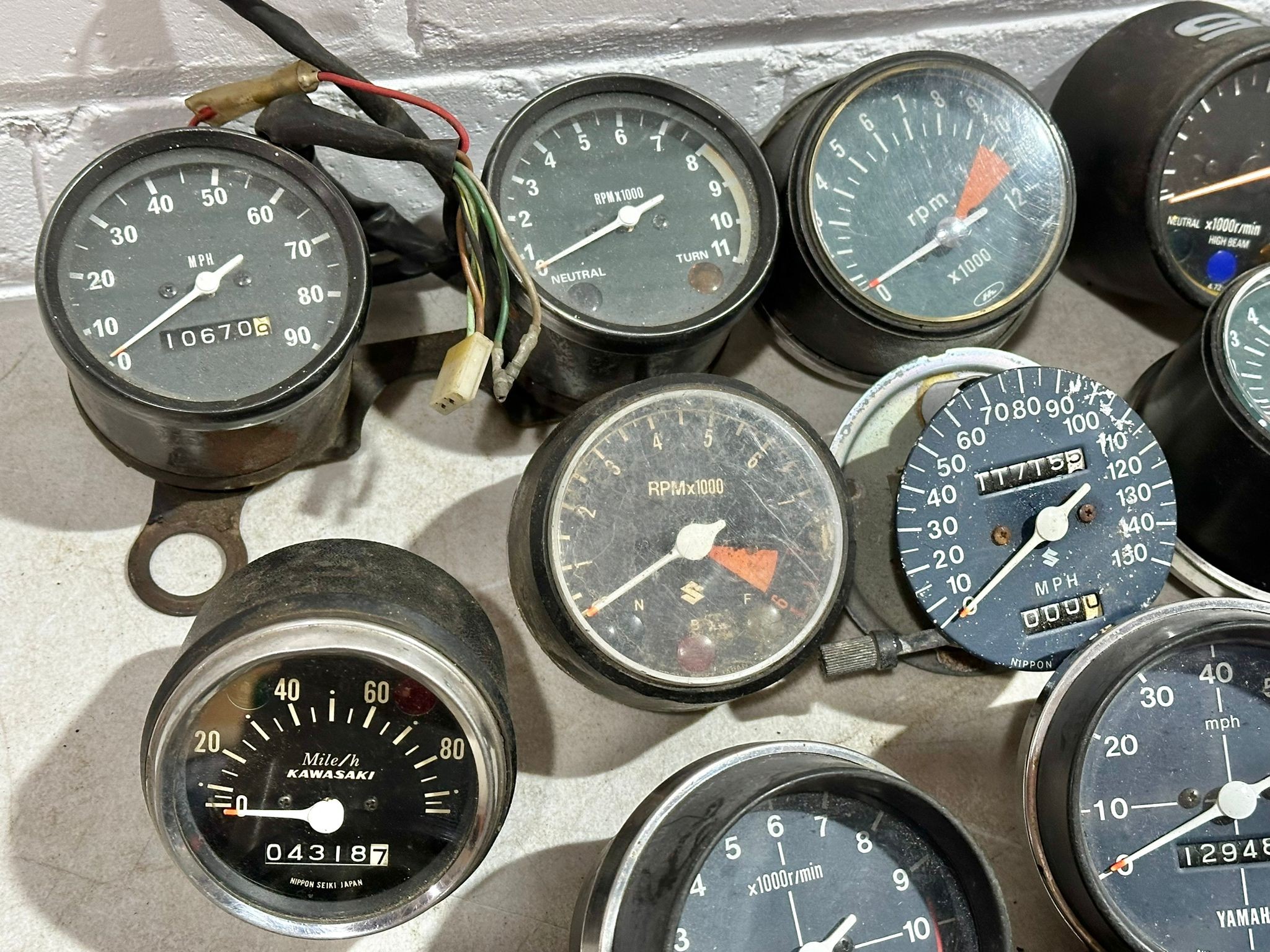 A quantity of various vintage motorbike clocks - Bild 2 aus 14