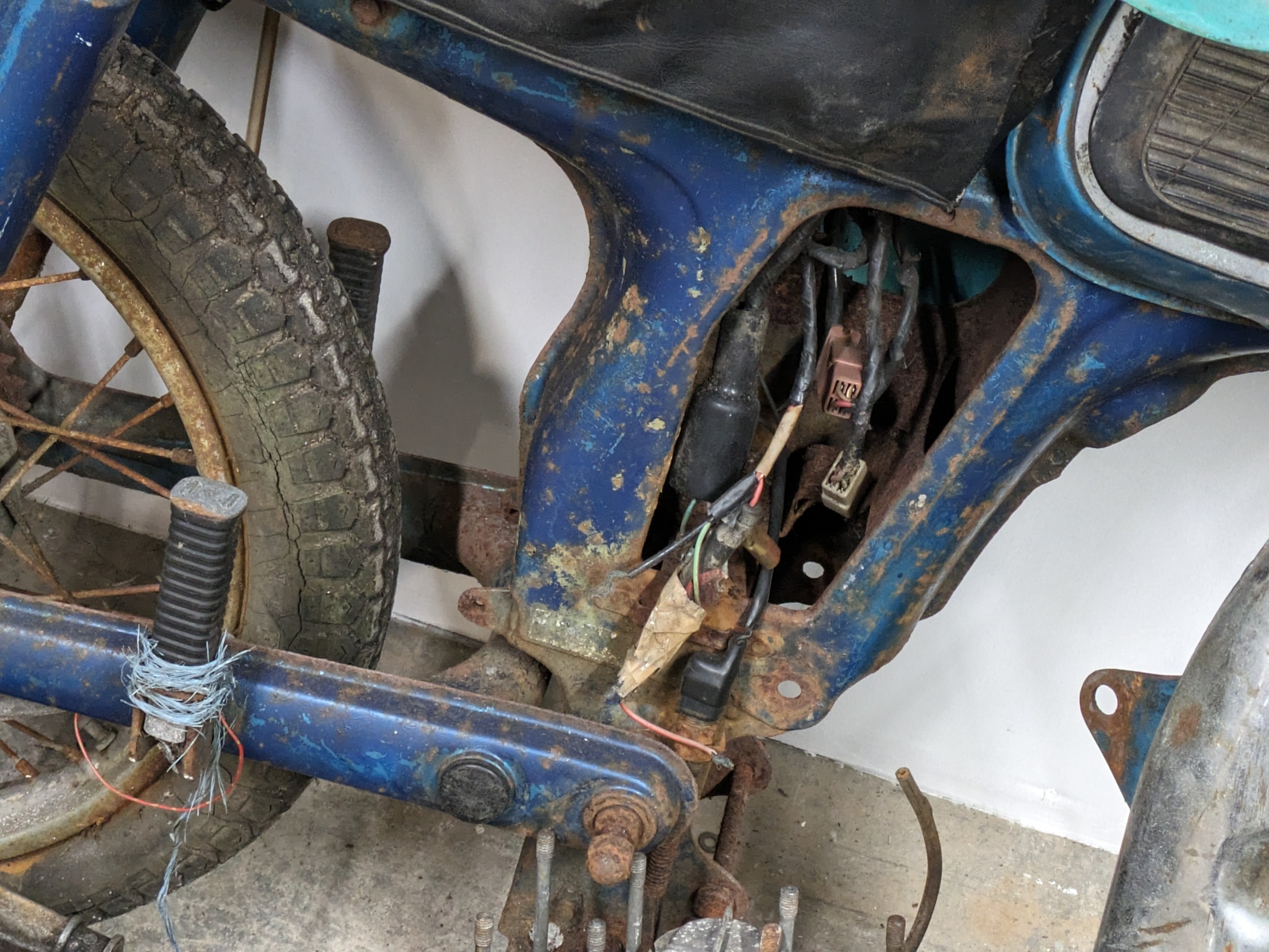 A Honda CD175 1966/7 frame with parts - Image 2 of 14