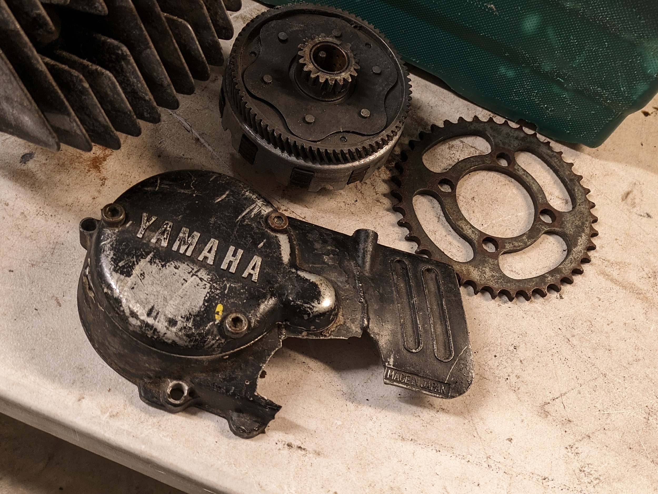 A sundry lot of motorbike parts and engines, Honda etc - Image 2 of 6