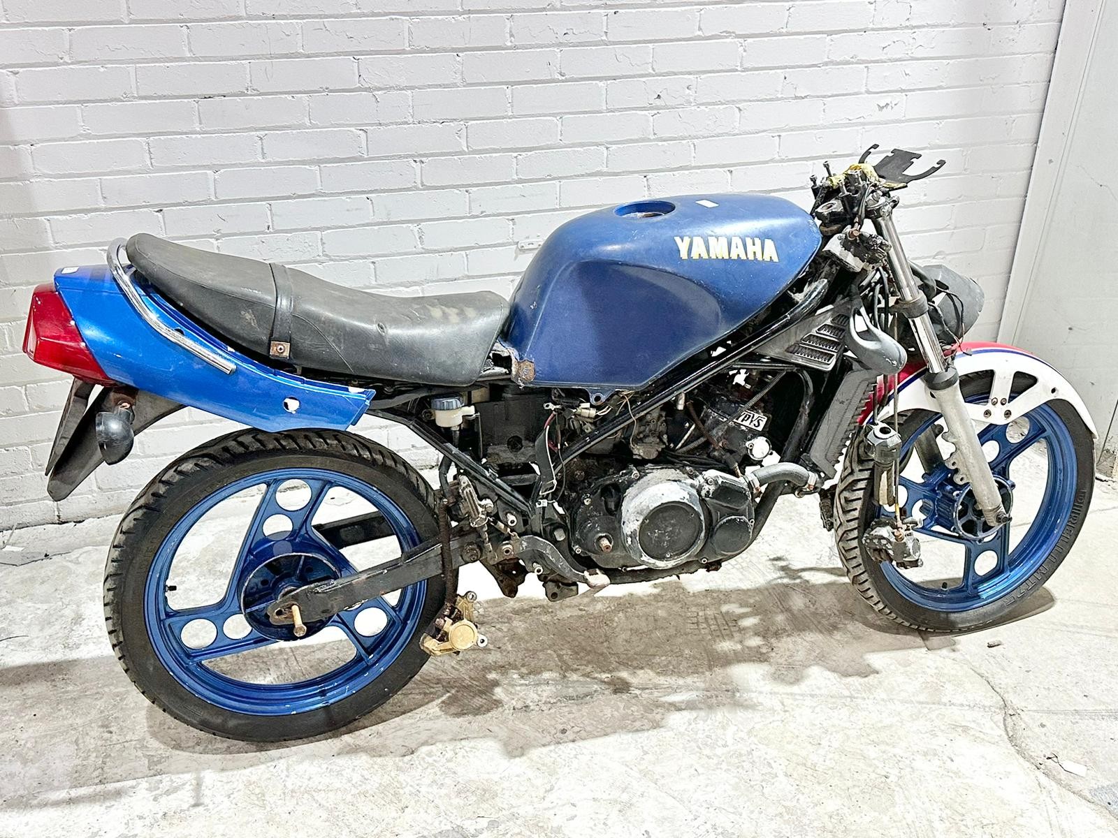A Yamaha RD350 LC 31K with parts - Image 21 of 27