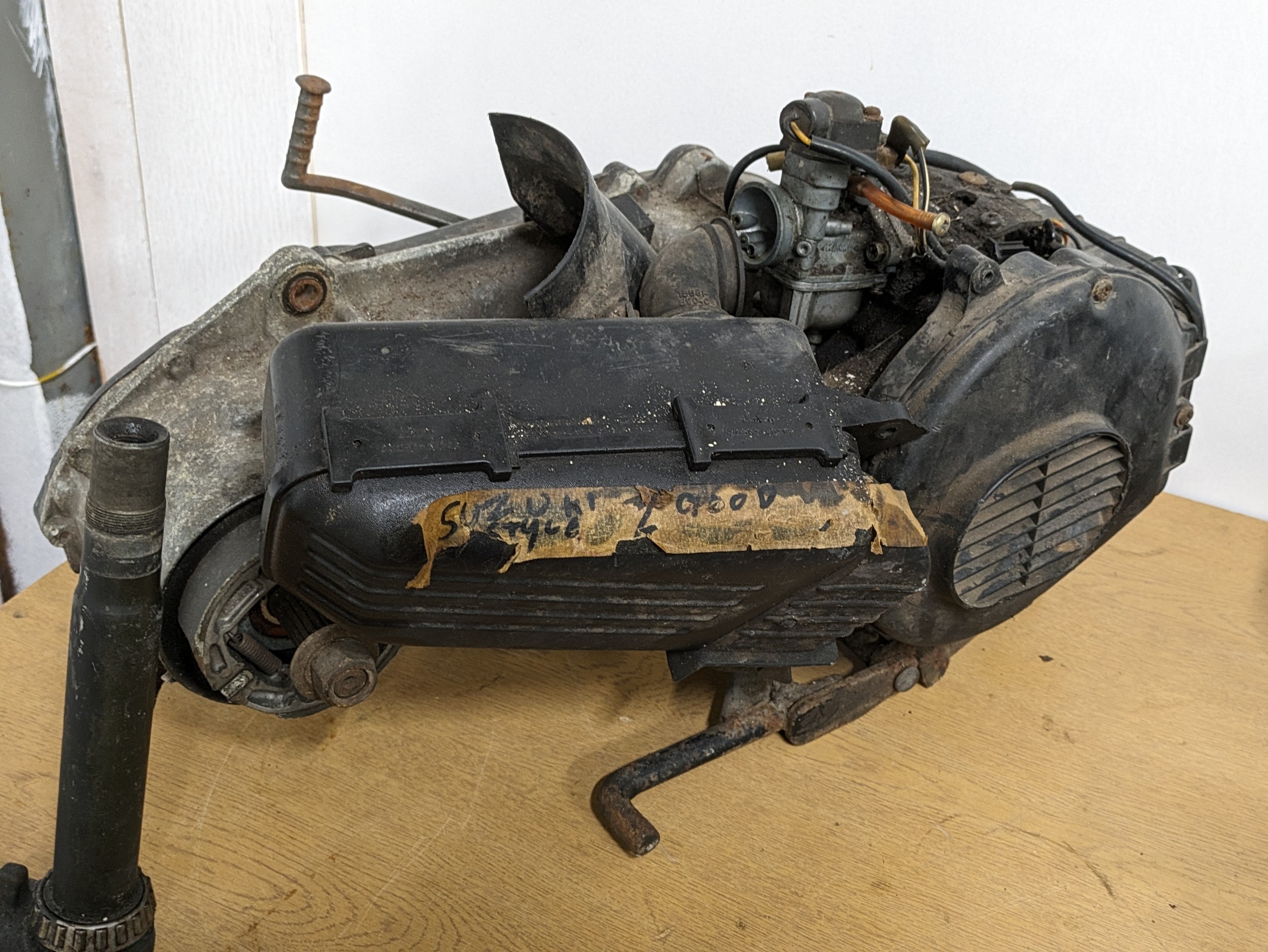 A sundry lot of motorbike engines and parts, Suzuki engines etc - Image 10 of 15