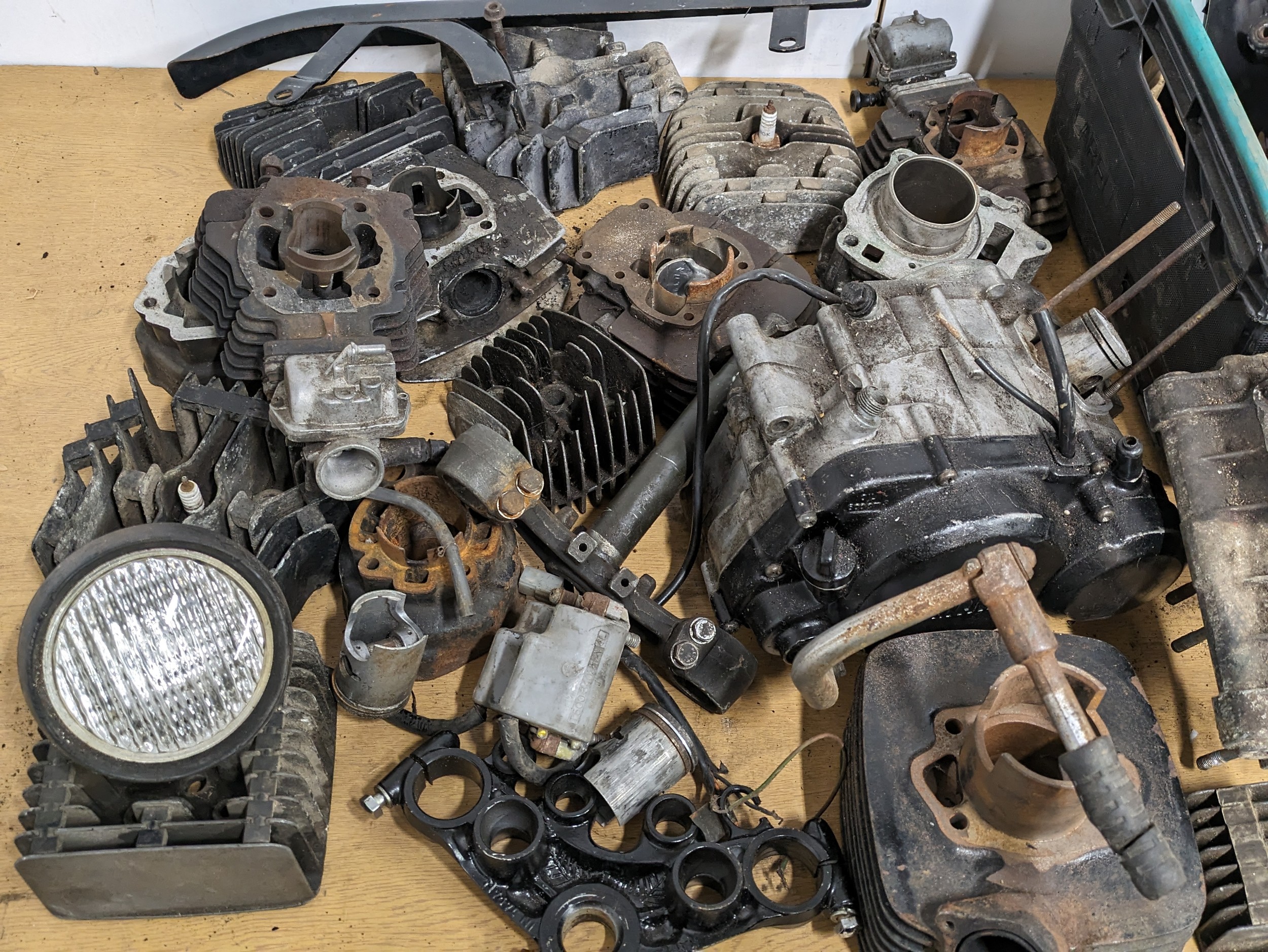 A quantity of motorbike engine parts, Yamaha etc - Image 9 of 9