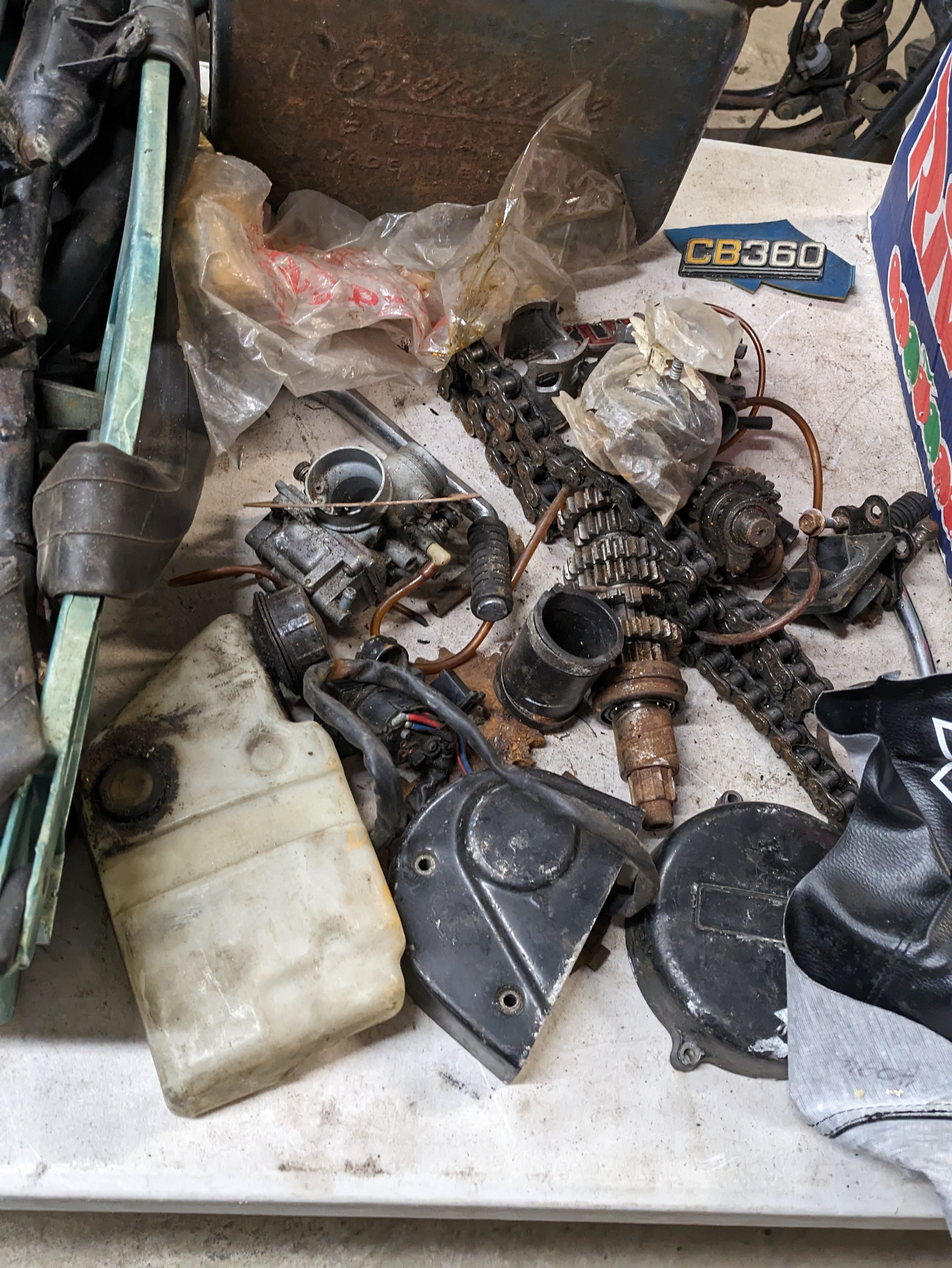 A sundry lot of assorted motorbike parts, Honda etc - Image 6 of 7