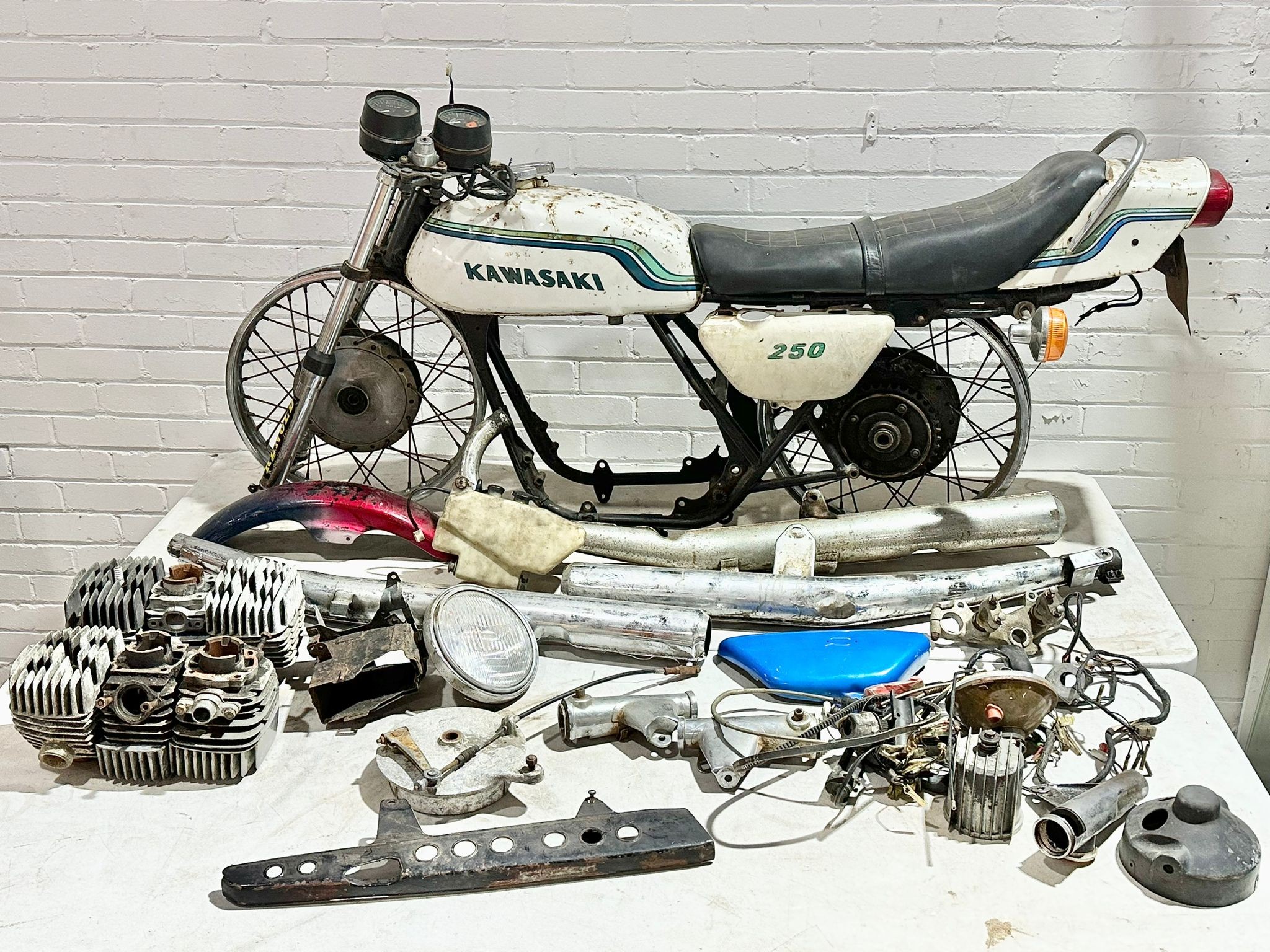 Kawasaki S1 250 White Ghost 2 stroke Frame 1972, with parts, engine and documents