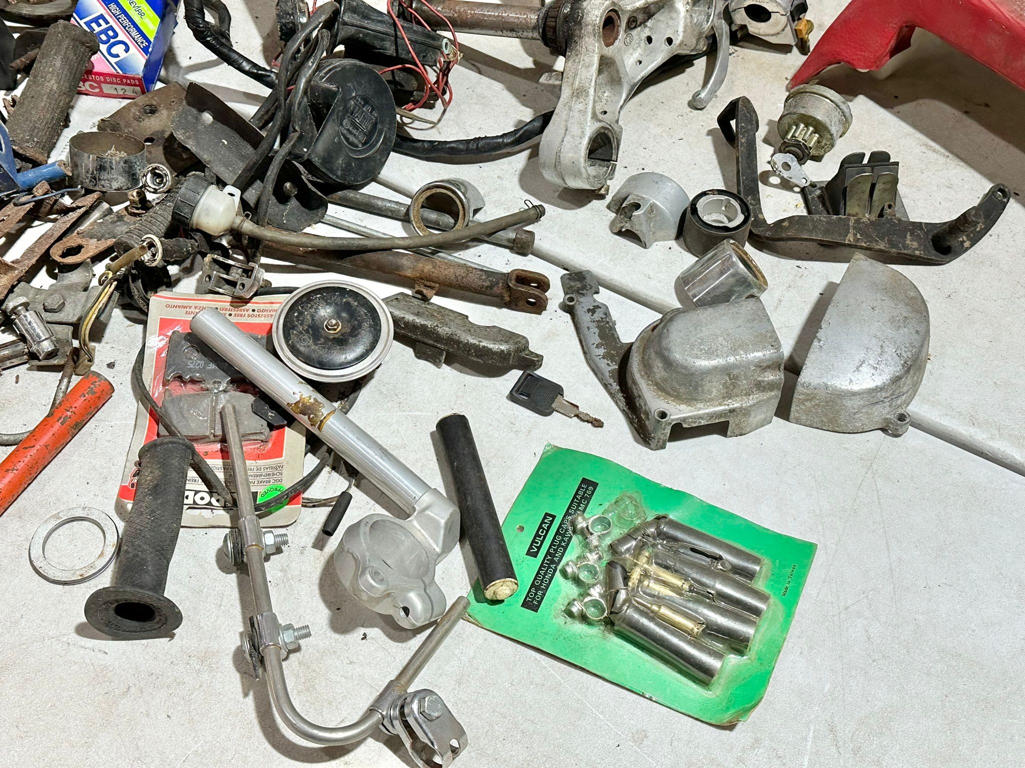A sundry lot of miscellaneous motorbike parts etc - Image 5 of 9