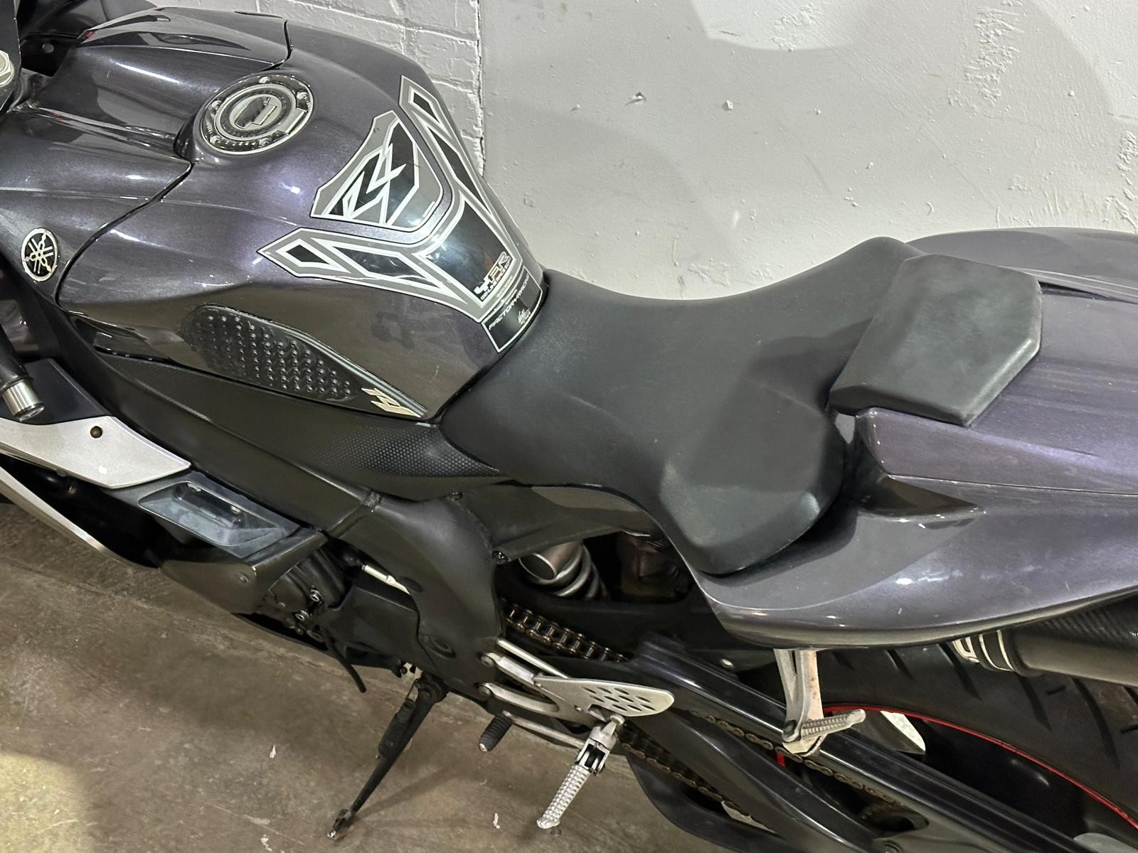 A 2004 Yamaha R1 Raven Edition, with key. Needs battery. - Bild 2 aus 8