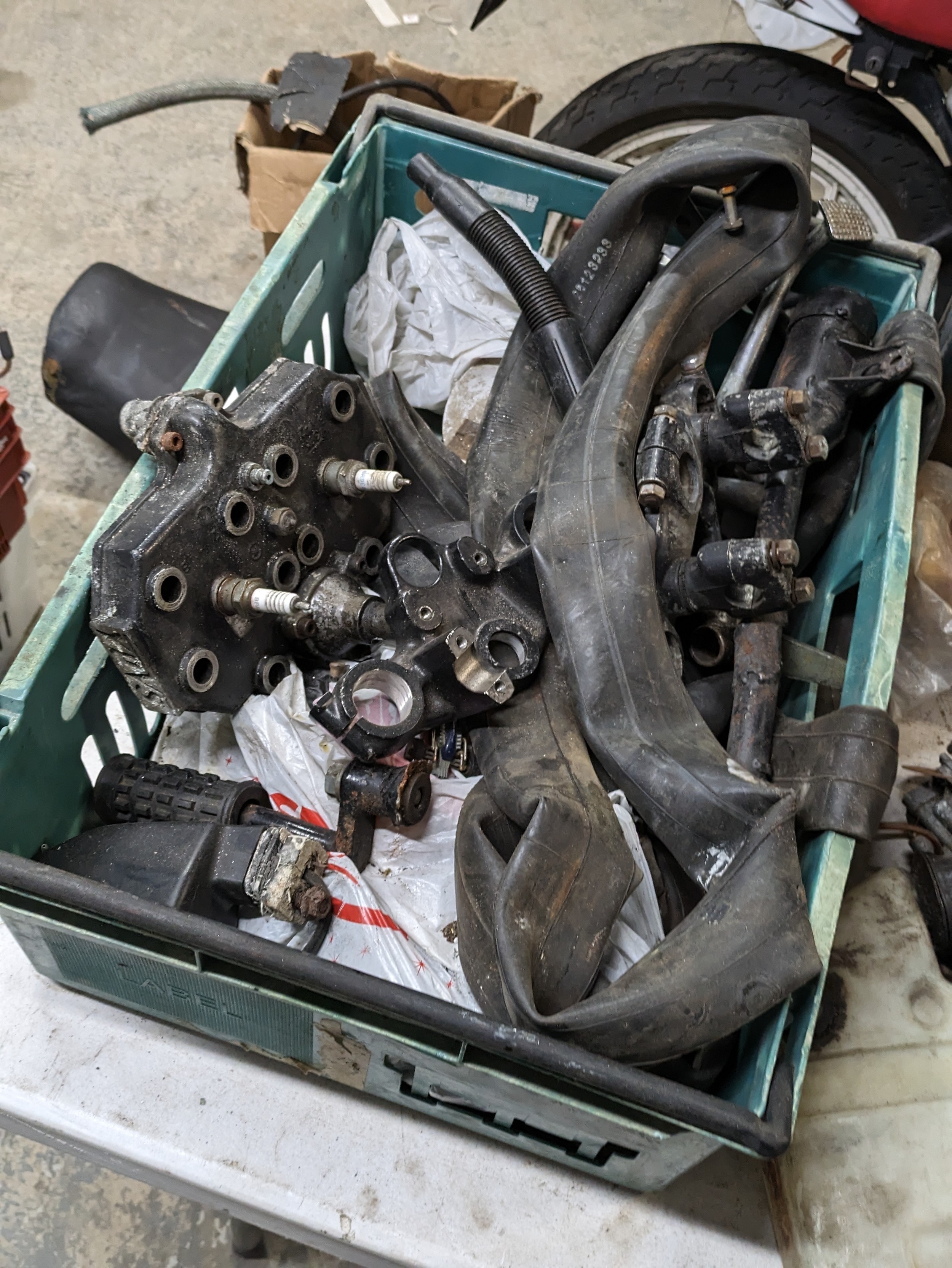 A sundry lot of assorted motorbike parts, Honda etc - Image 7 of 7