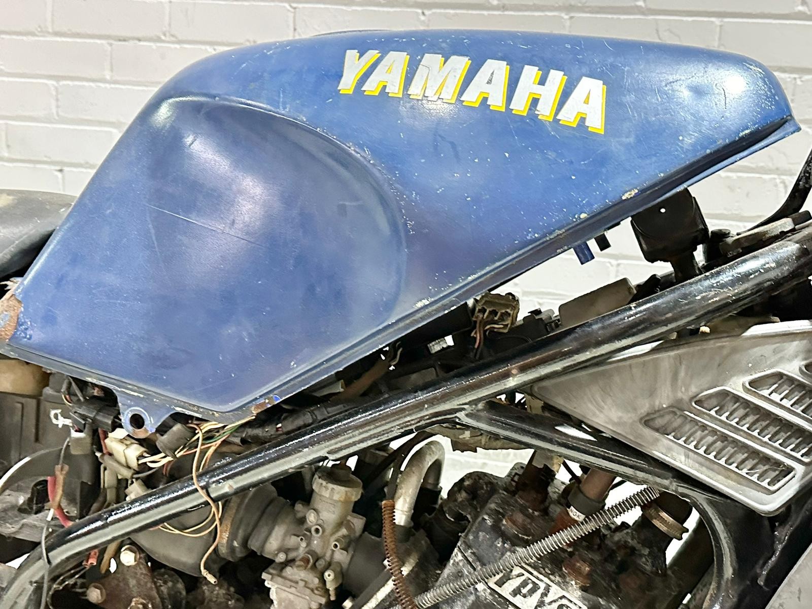 A Yamaha RD350 LC 31K with parts - Image 8 of 27