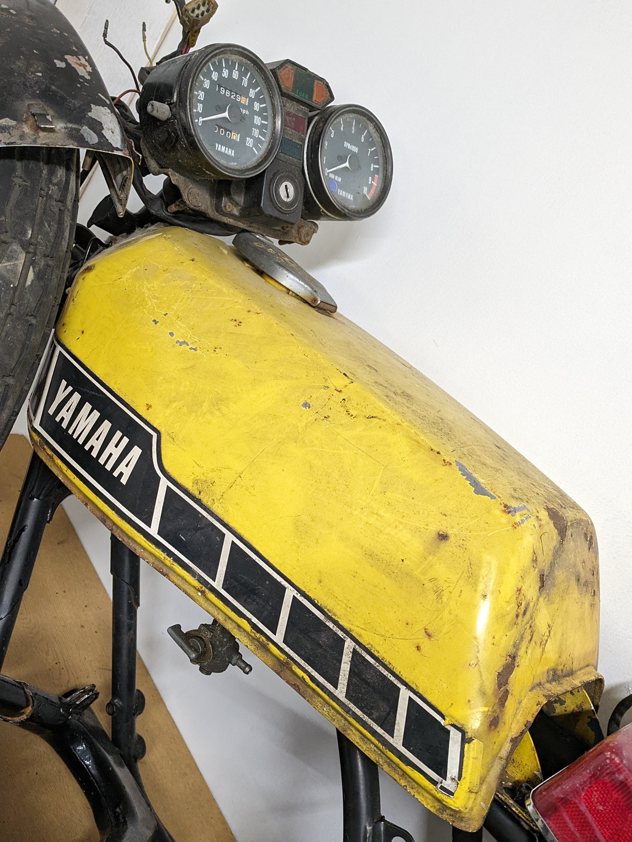 A 1979 Yamaha RD250 Aircool frame with parts and documents - Image 10 of 18