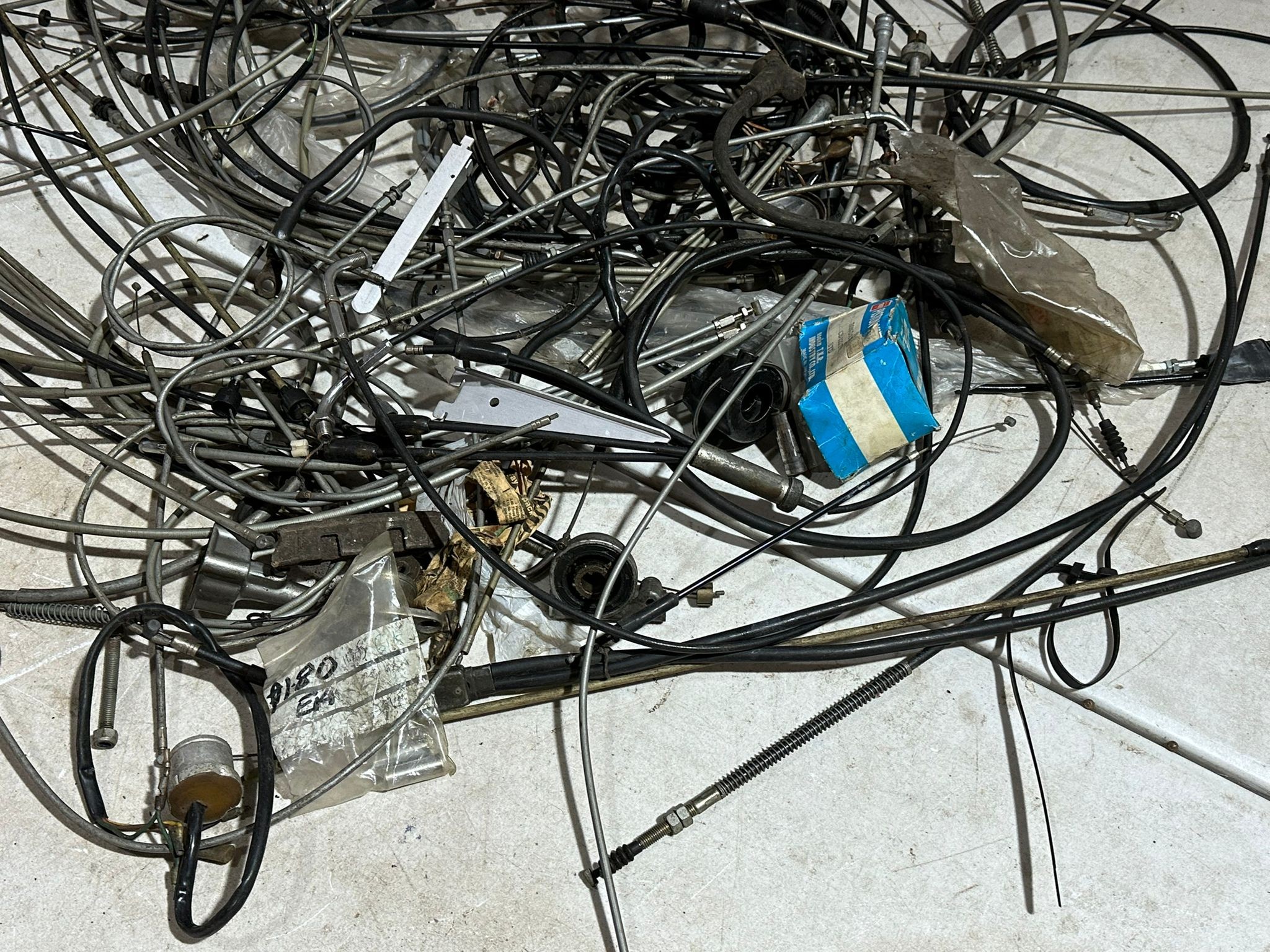 A quantity of various motorbike cables - Bild 3 aus 7