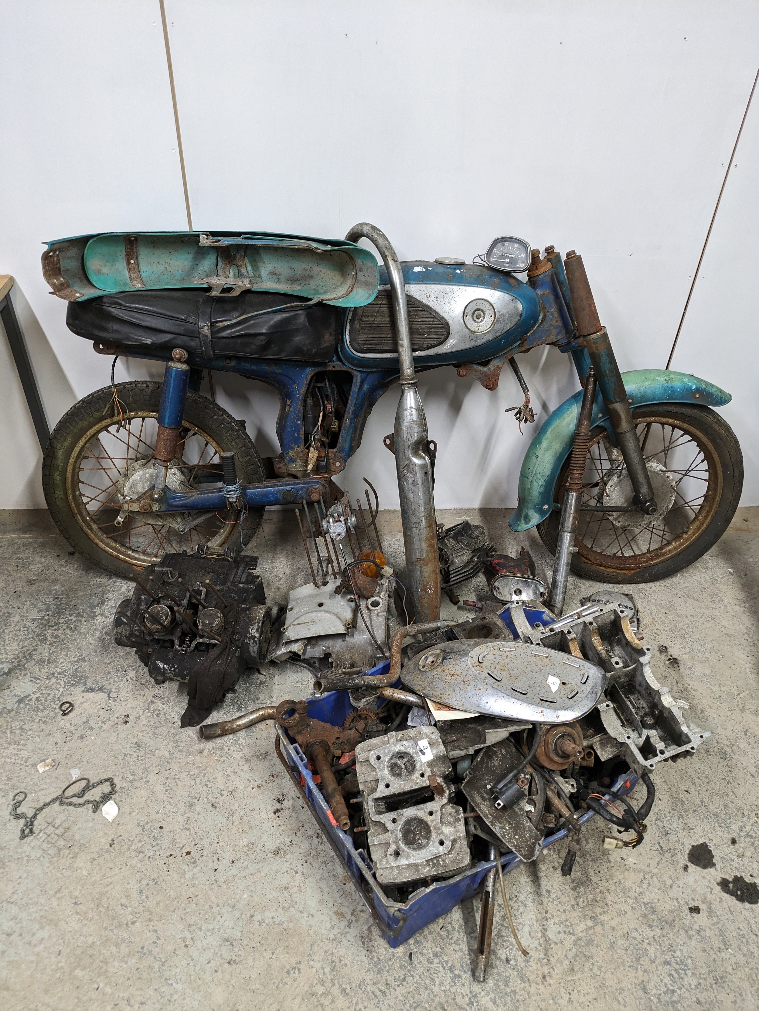 A Honda CD175 1966/7 frame with parts