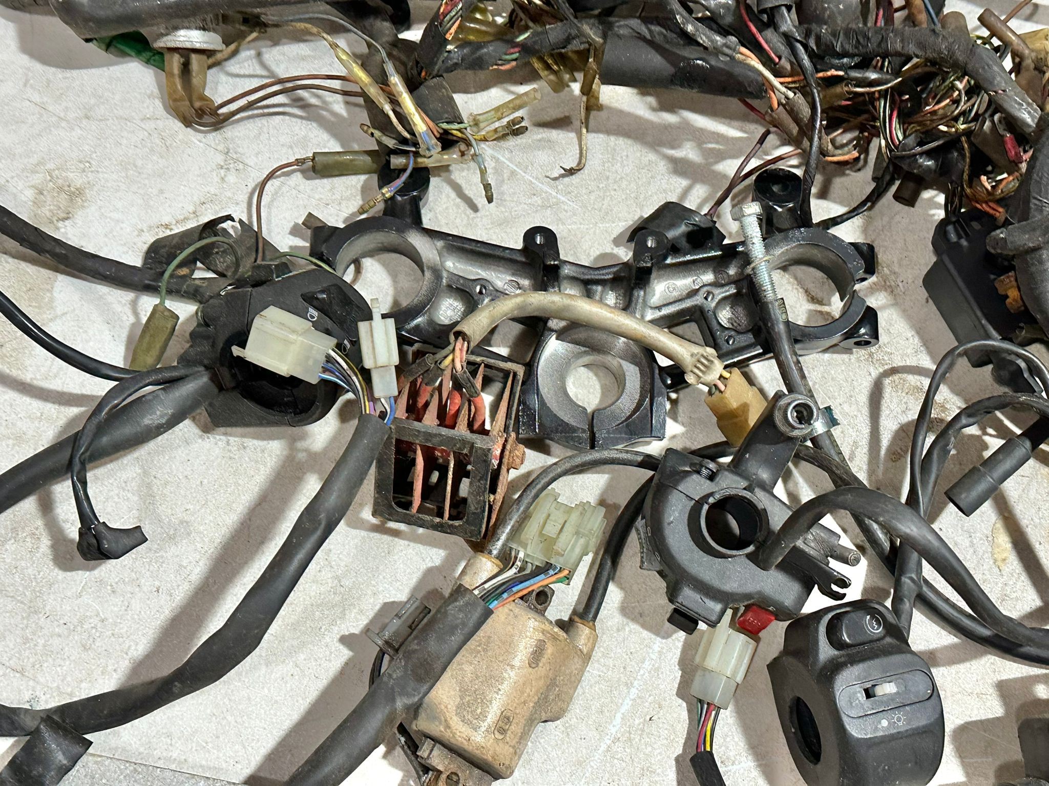 A sundry lot of various motorbike electrical parts with foot rests etc - Bild 5 aus 14