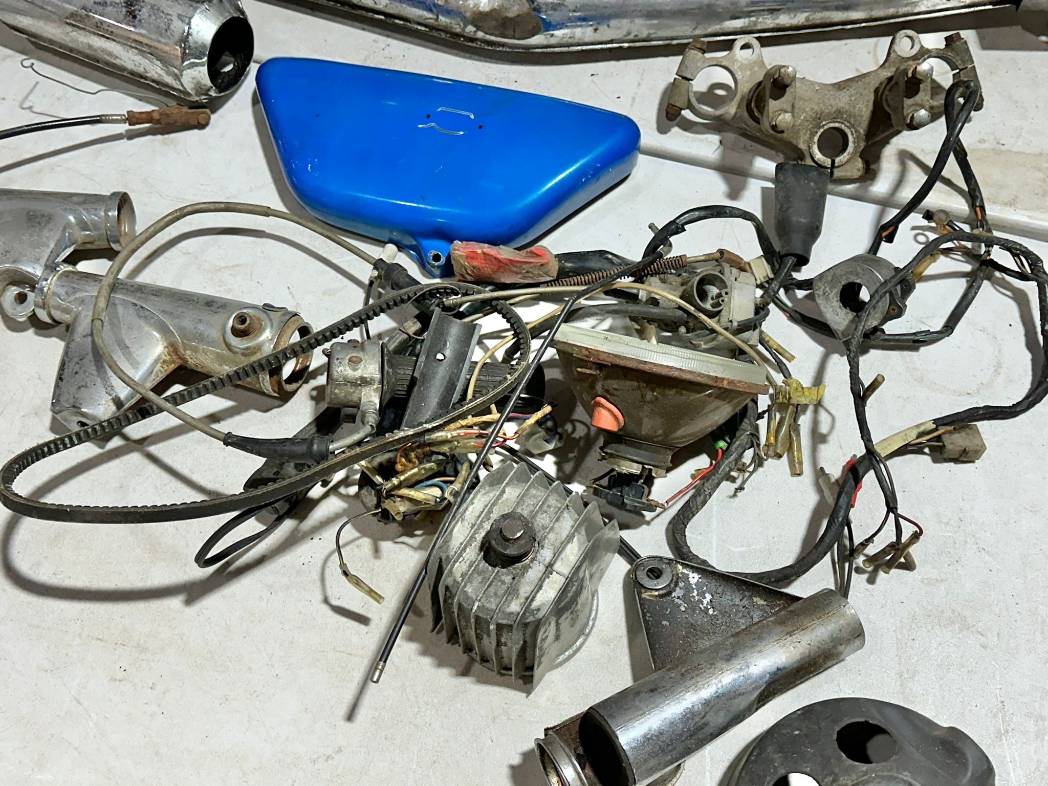 Kawasaki S1 250 White Ghost 2 stroke Frame 1972, with parts, engine and documents - Image 5 of 28