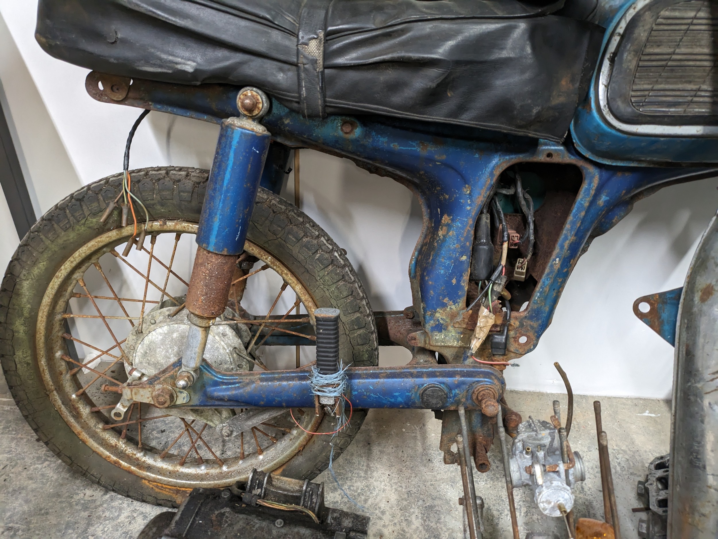 A Honda CD175 1966/7 frame with parts - Image 13 of 14