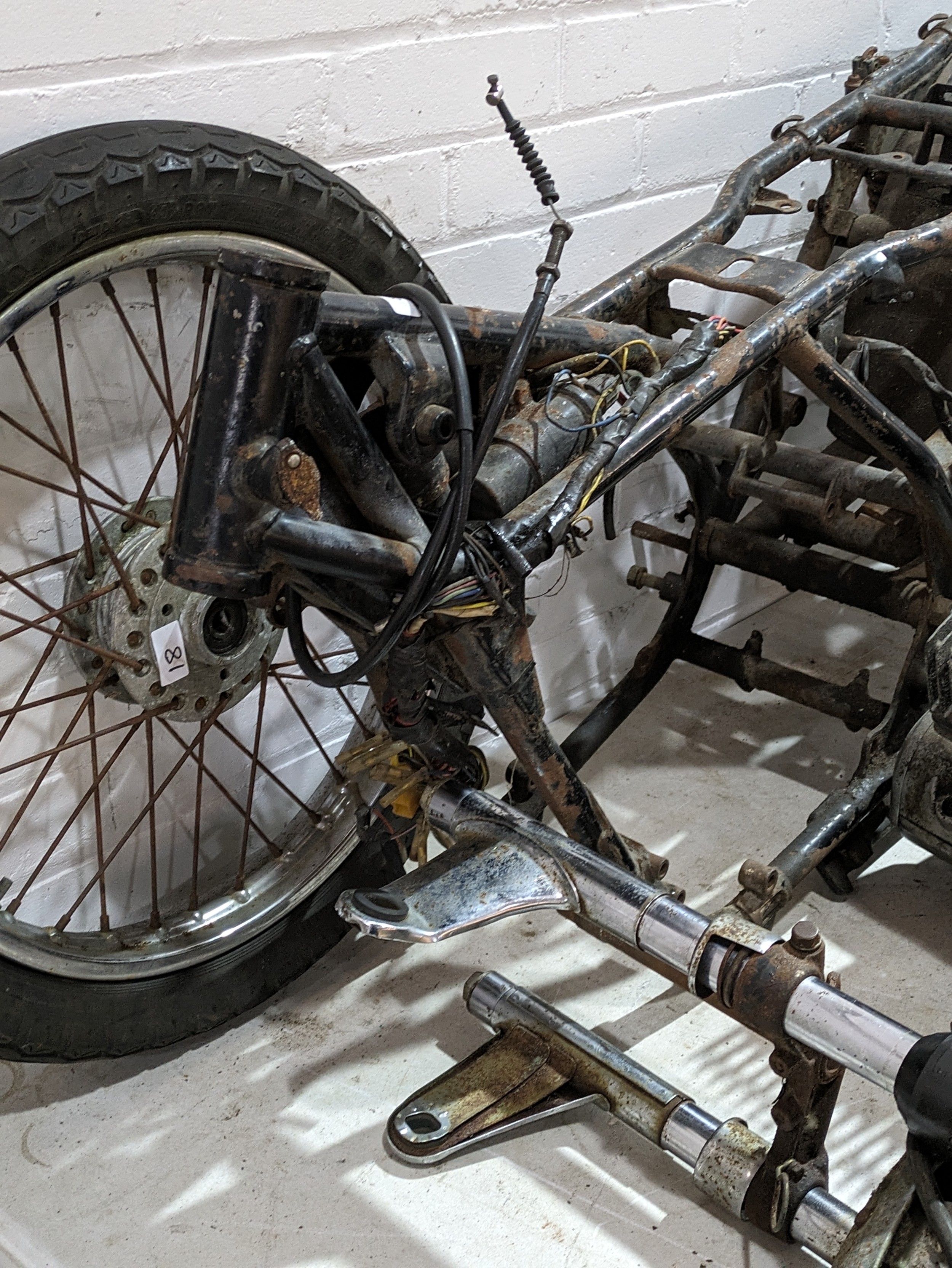 A Kawasaki S3 400 frame with parts, 2 wheels not included - Bild 7 aus 10