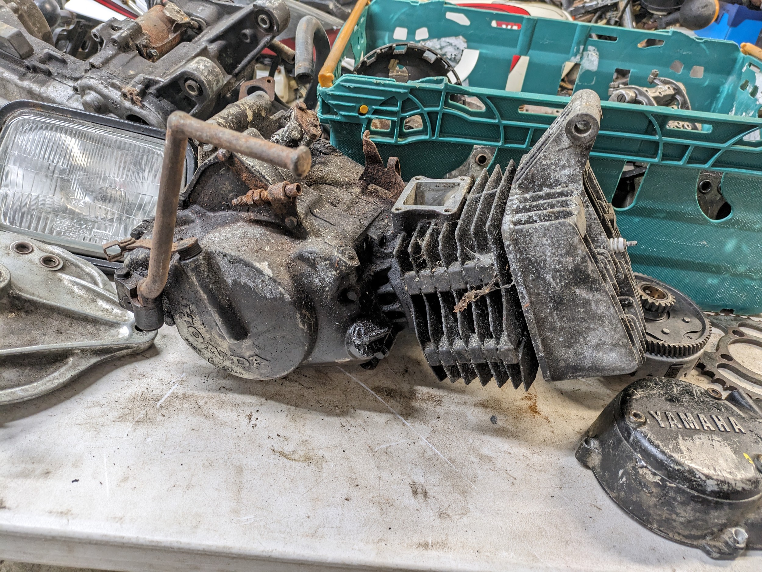 A sundry lot of motorbike parts and engines, Honda etc - Image 6 of 6