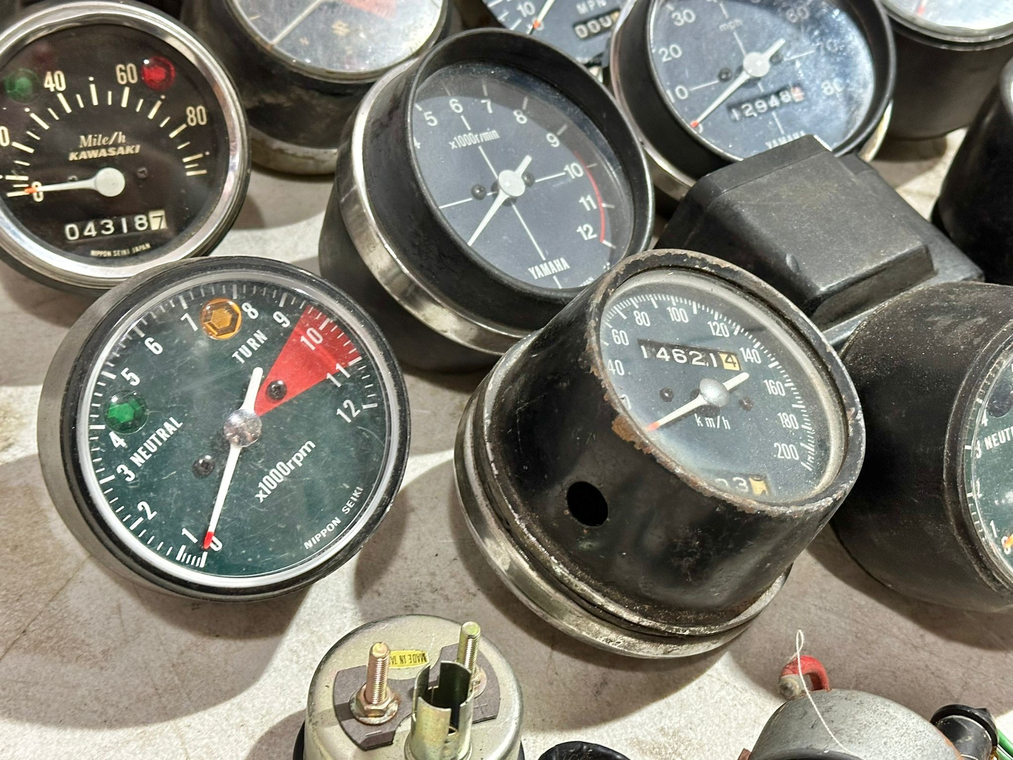 A quantity of various vintage motorbike clocks - Bild 3 aus 14