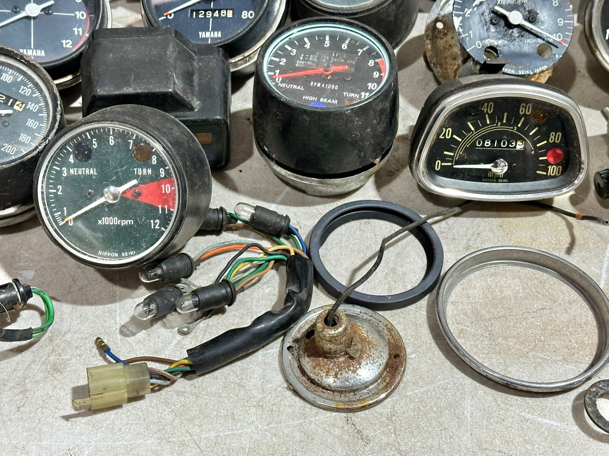 A quantity of various vintage motorbike clocks - Bild 5 aus 14