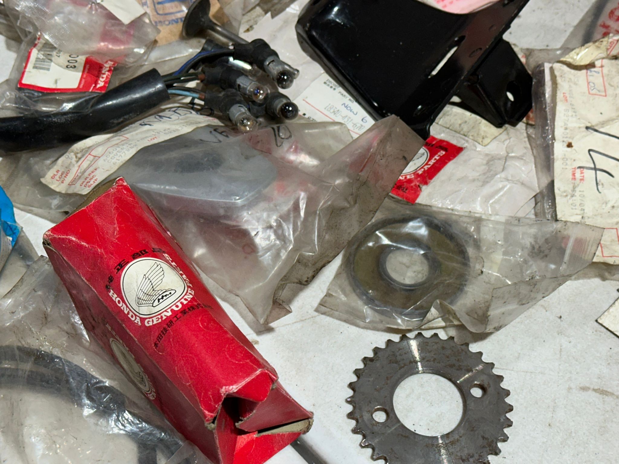 A large quantity of mostly old new stock genuine Honda parts. - Bild 2 aus 65