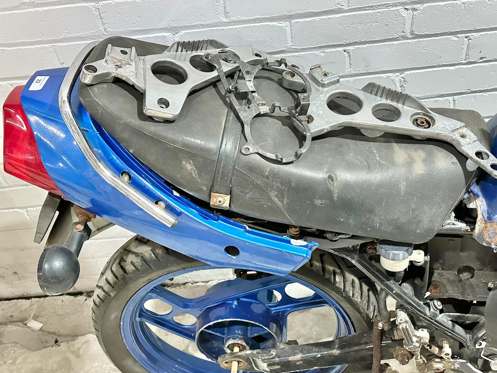 A Yamaha RD350 LC 31K with parts - Image 12 of 27
