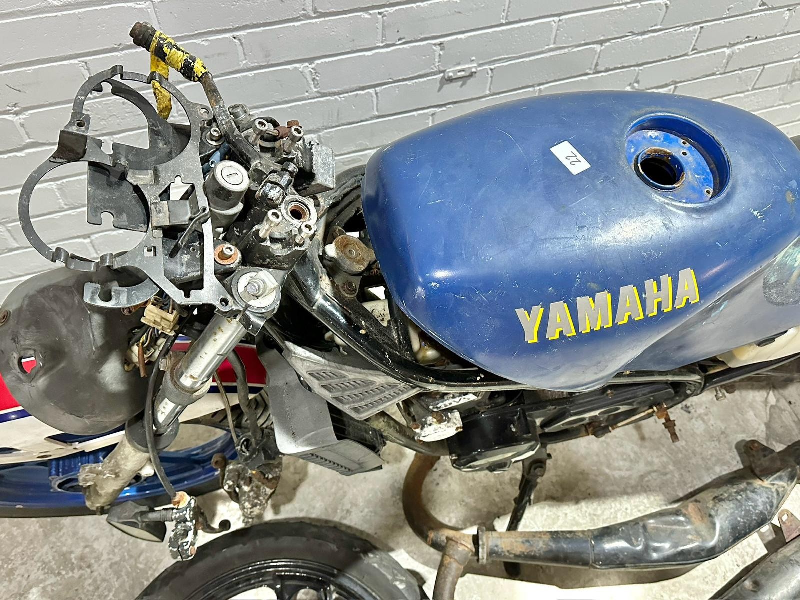 A Yamaha RD350 LC 31K with parts - Image 6 of 27