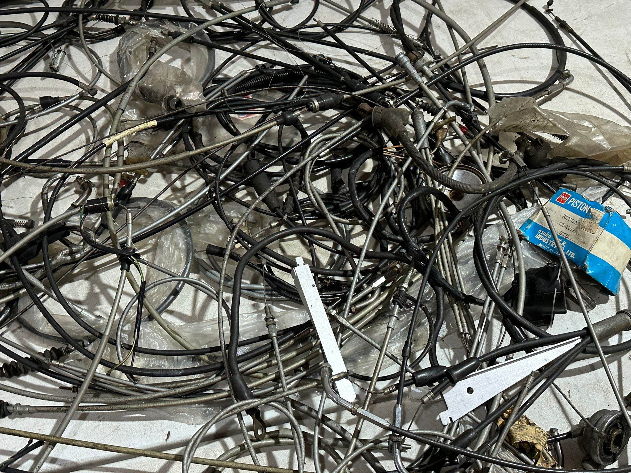 A quantity of various motorbike cables - Bild 6 aus 7
