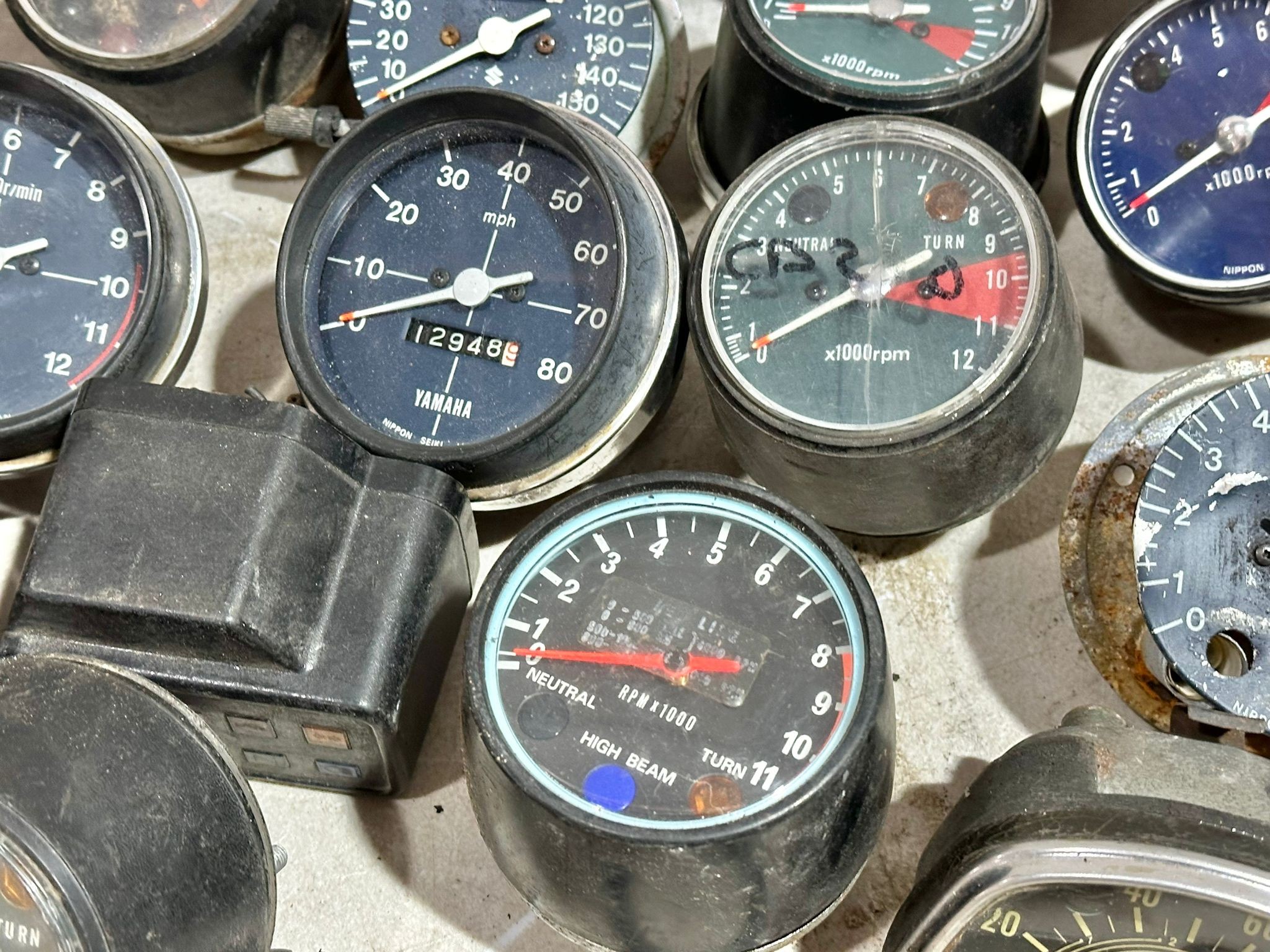 A quantity of various vintage motorbike clocks - Bild 6 aus 14