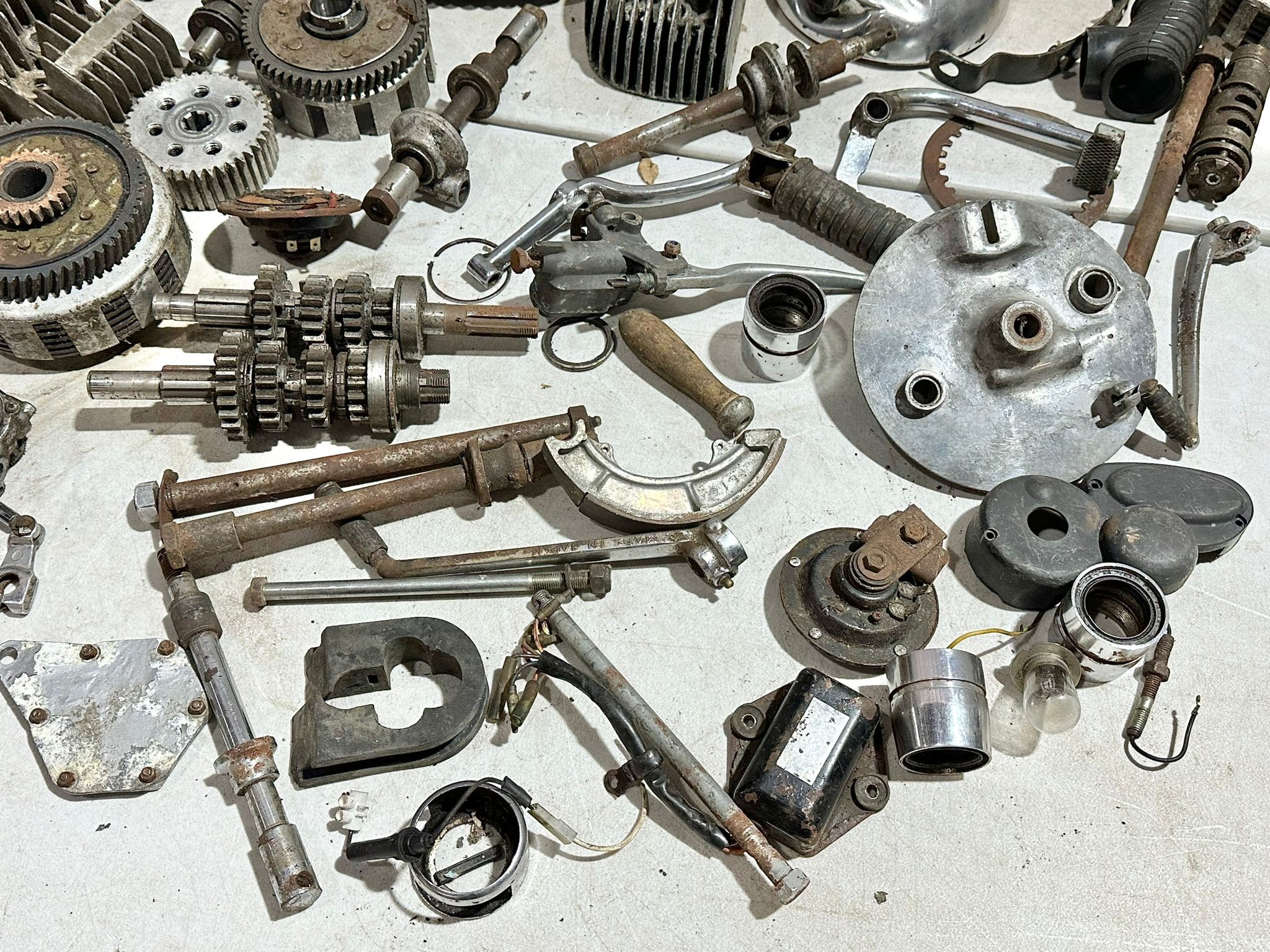 A quantity of mostly Suzuki parts, T200 etc - Bild 2 aus 17