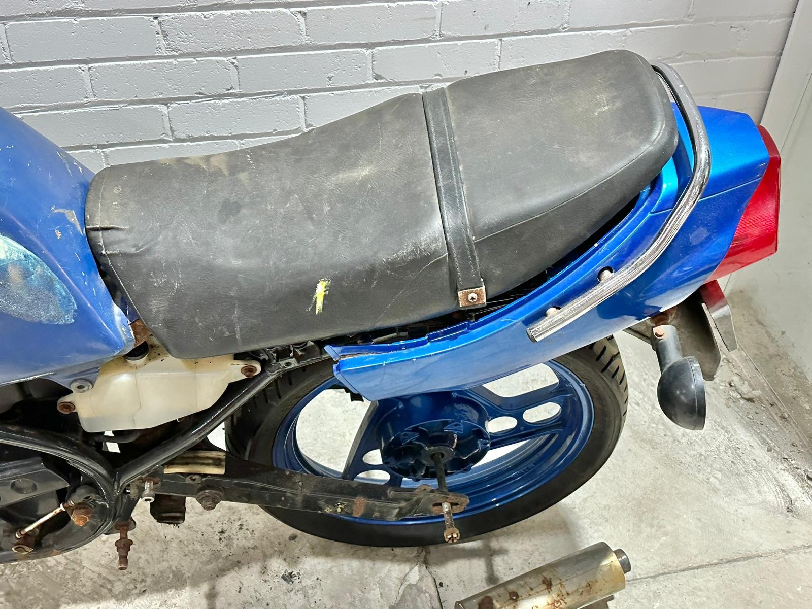 A Yamaha RD350 LC 31K with parts - Image 7 of 27