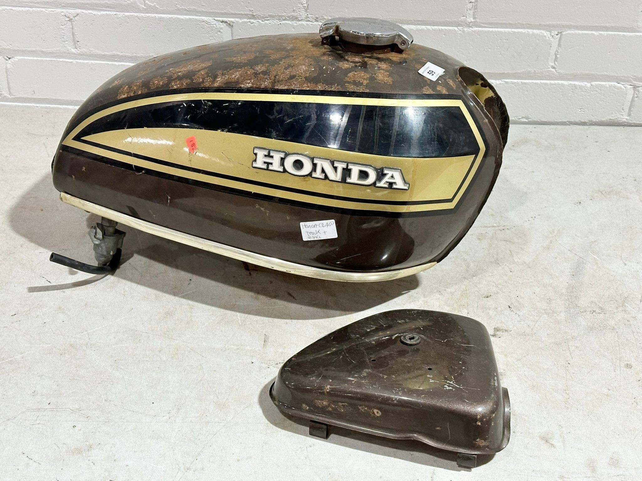 A Honda CB450 tank and side panel