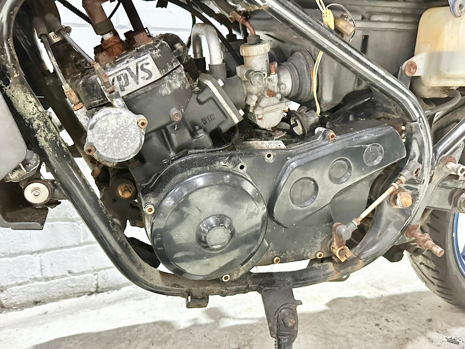 A Yamaha RD350 LC 31K with parts - Image 27 of 27