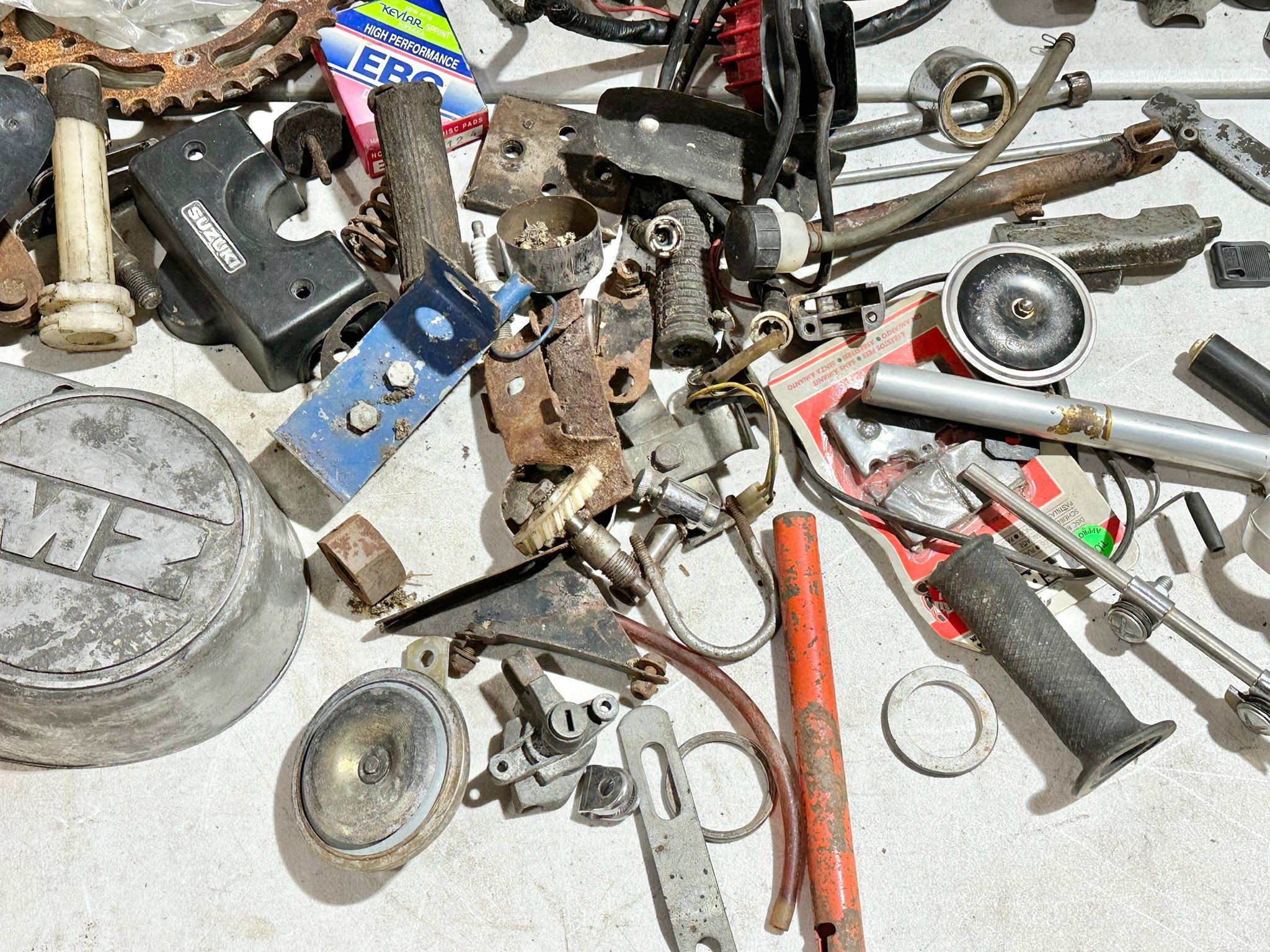 A sundry lot of miscellaneous motorbike parts etc - Image 4 of 9