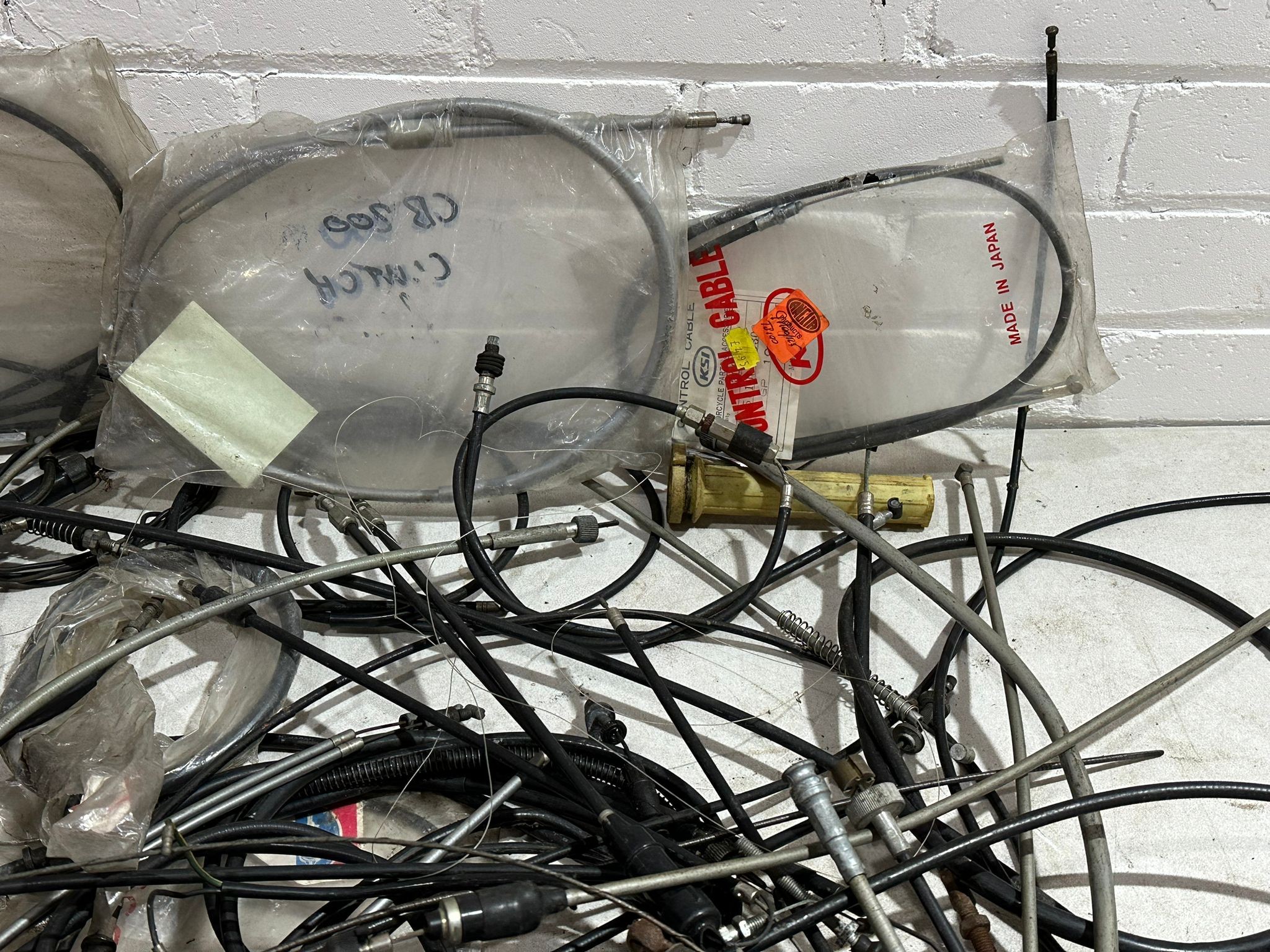 A quantity of various motorbike cables - Bild 4 aus 7