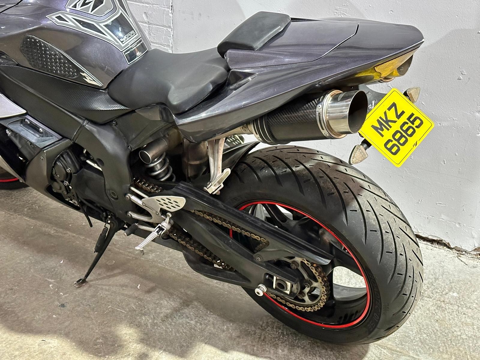 A 2004 Yamaha R1 Raven Edition, with key. Needs battery. - Bild 3 aus 8