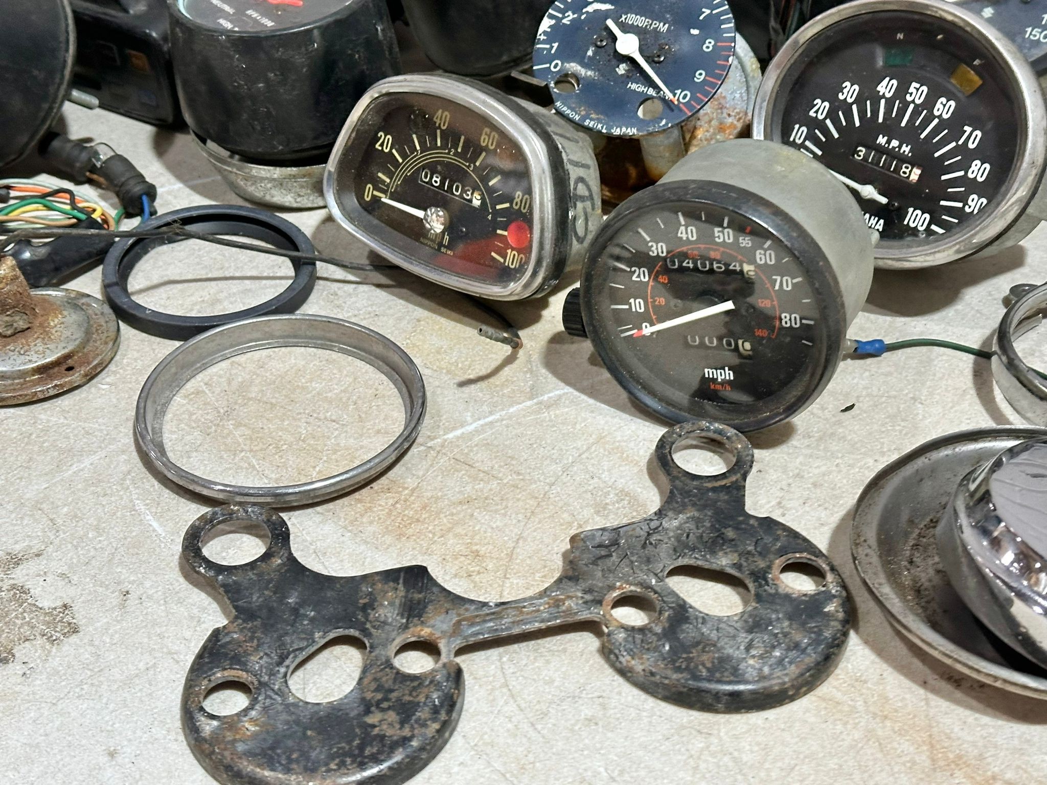 A quantity of various vintage motorbike clocks - Bild 12 aus 14