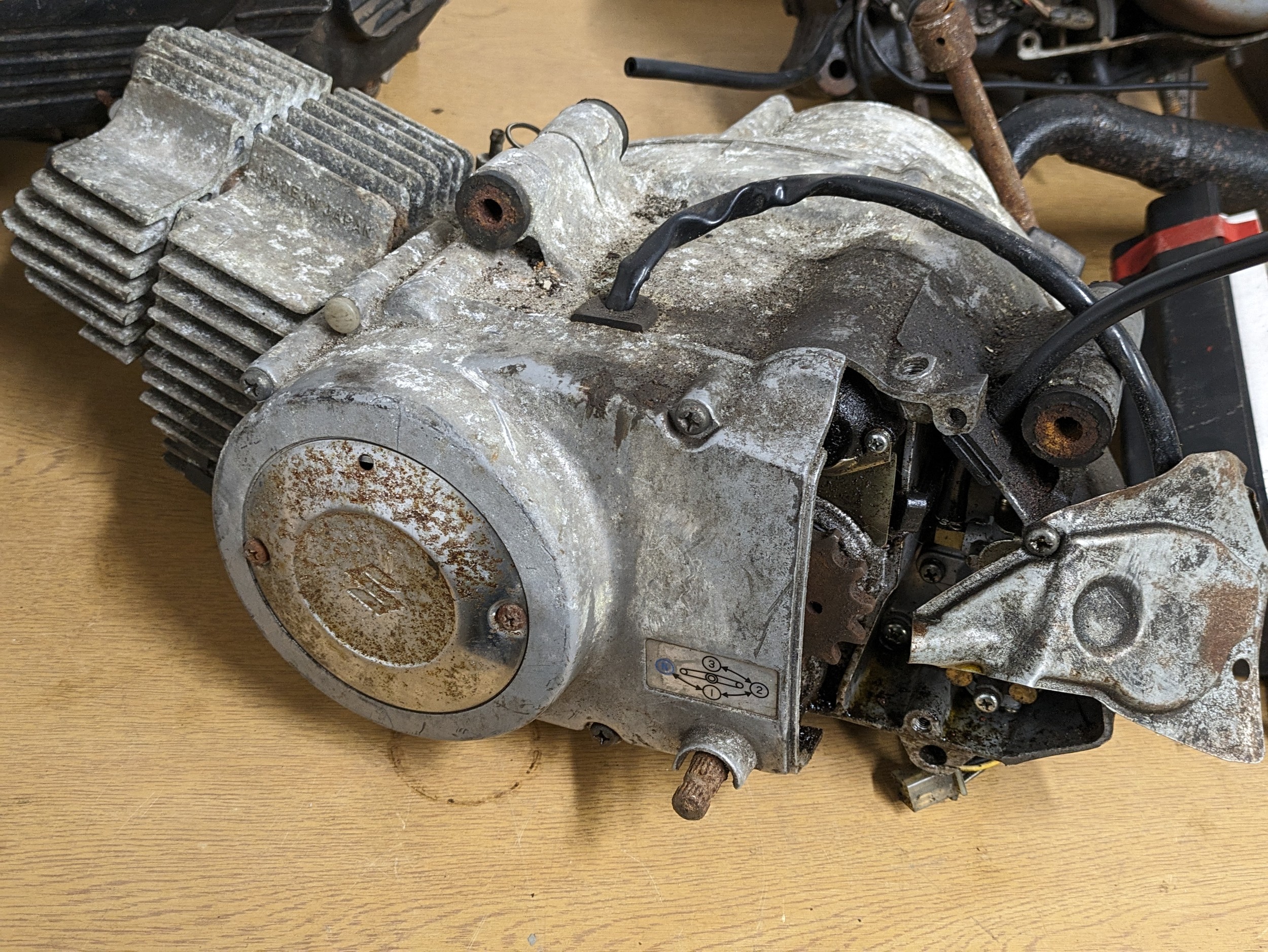 A sundry lot of motorbike engines and parts, Suzuki engines etc - Image 9 of 15