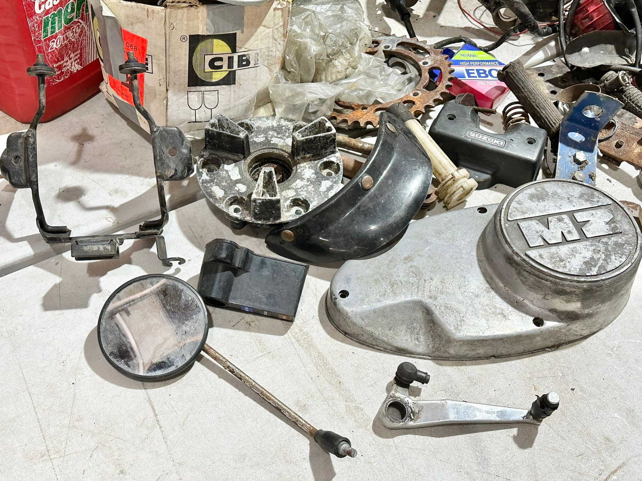 A sundry lot of miscellaneous motorbike parts etc - Image 3 of 9