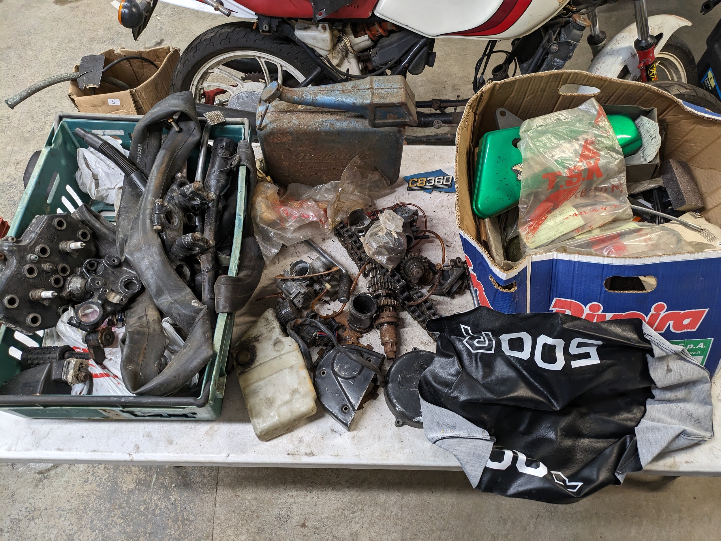 A sundry lot of assorted motorbike parts, Honda etc