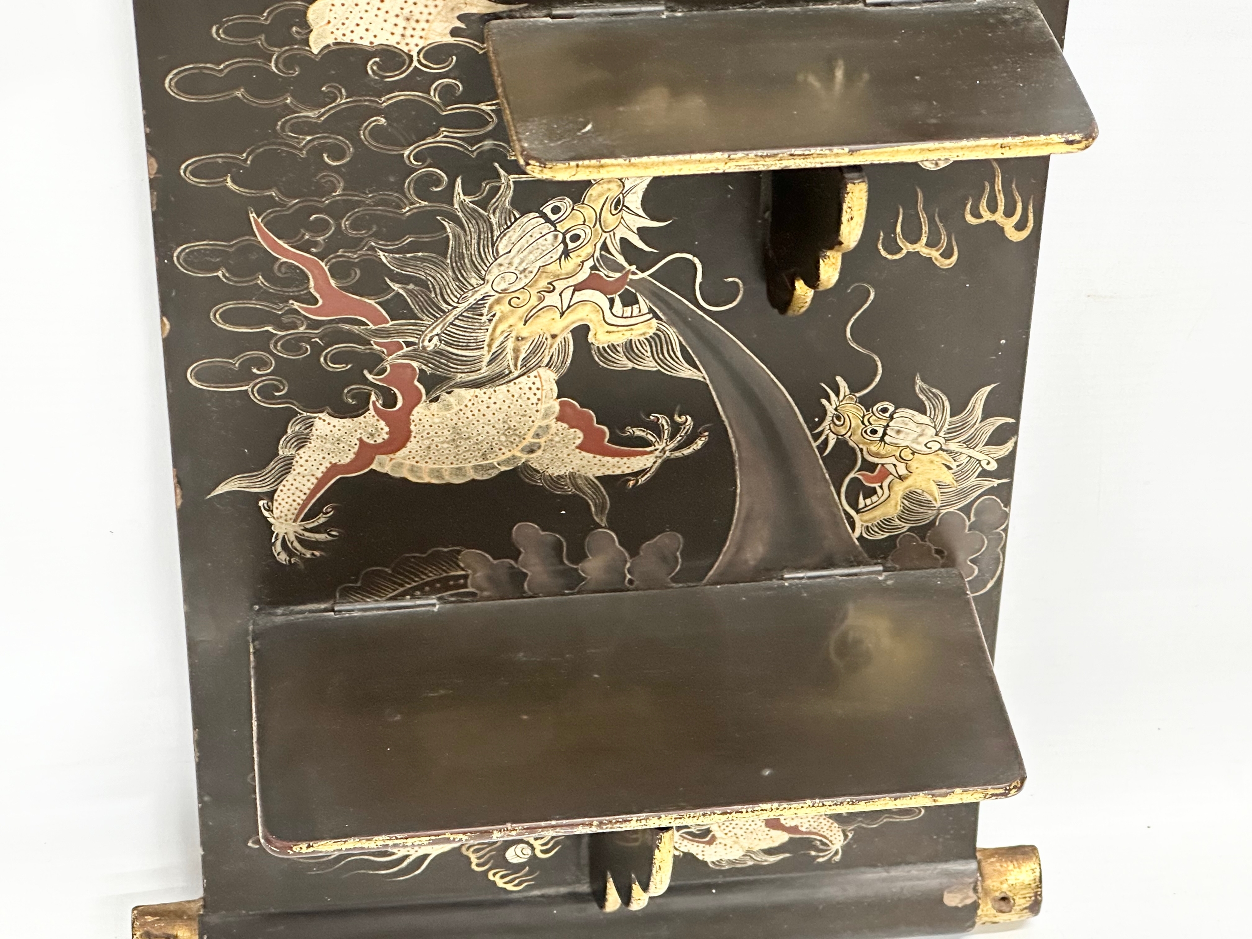 An Early 20th Century Japanese hand painted lacquered wall shelf. Circa 1900-1920. 25x56cm - Image 4 of 9