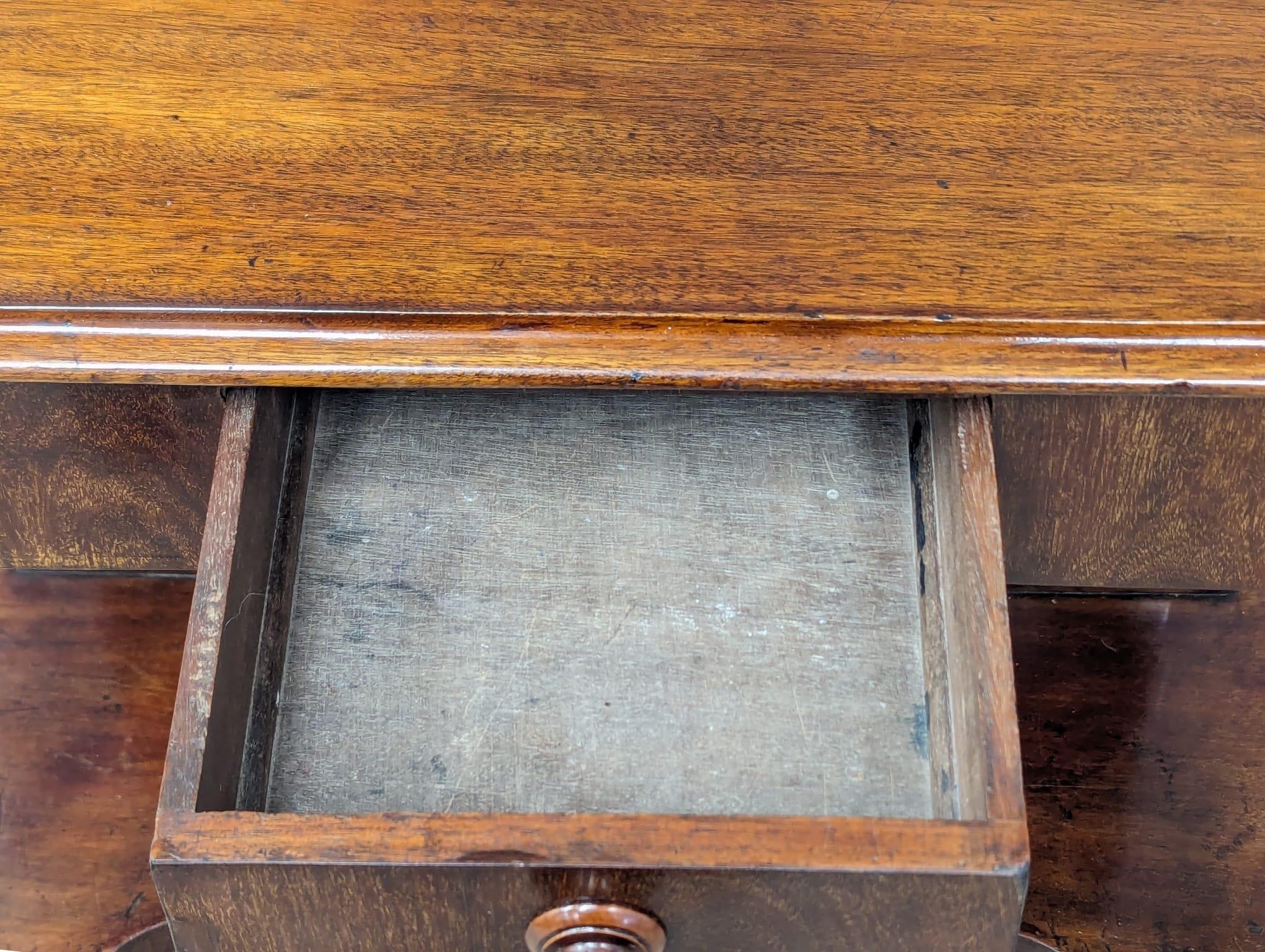 A Victorian mahogany hall table on turned supports and drawer, circa 1870s. 92cm x 45cm x 76cm - Bild 3 aus 7