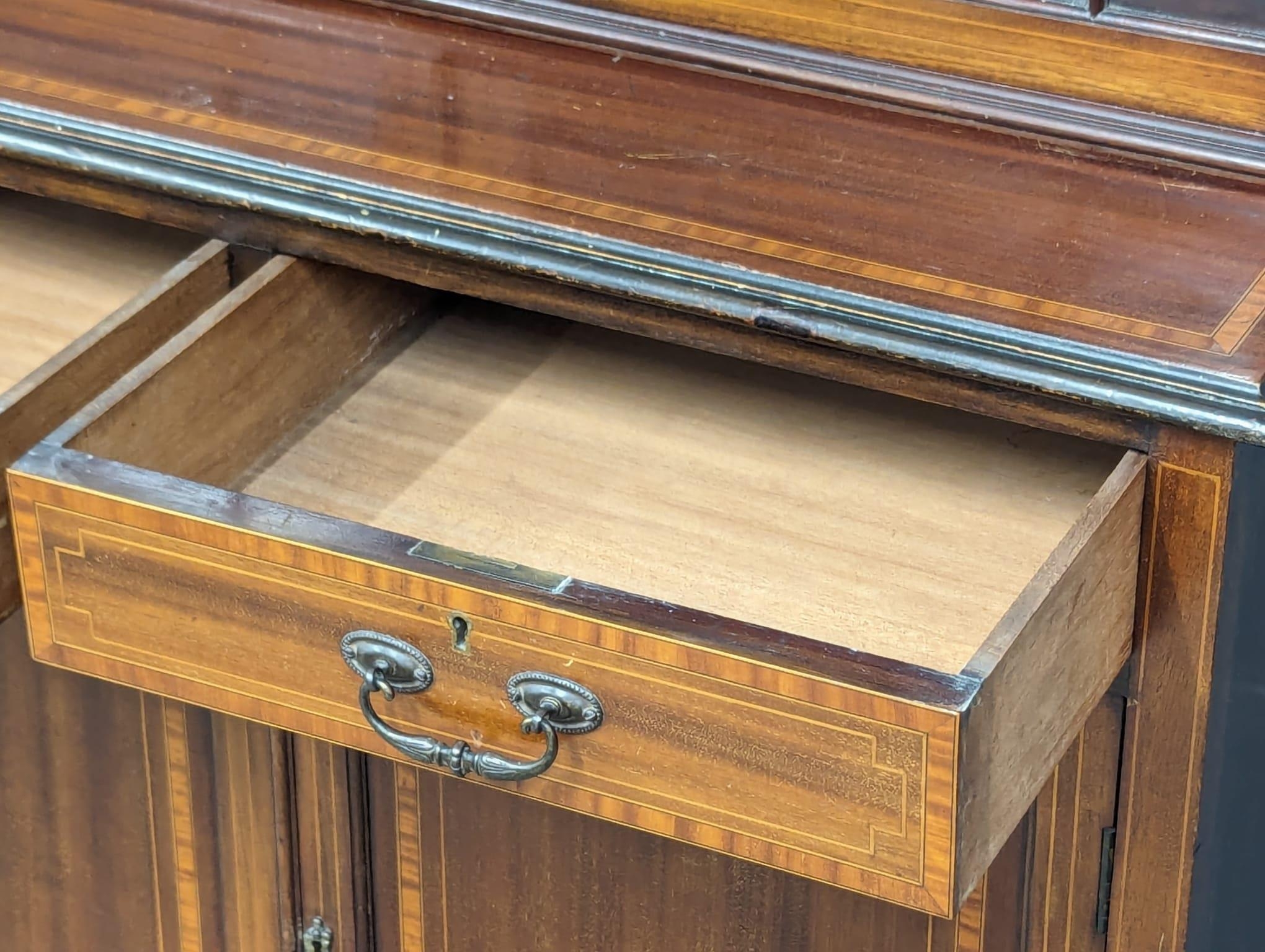 An Early 20th Century Sheraton Revival inlaid mahogany bookcase. Circa 1900. 91x41x200cm - Image 8 of 9