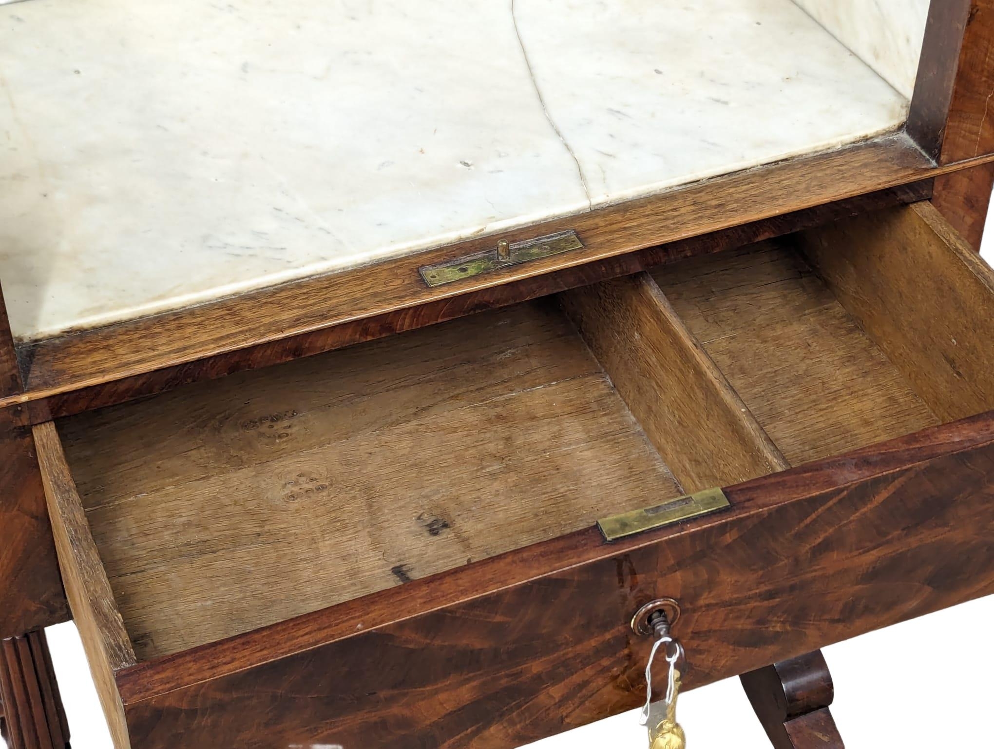 A 19th Century French mahogany washstand / dressing table on reeded turned legs and stretcher. Circa - Bild 6 aus 7