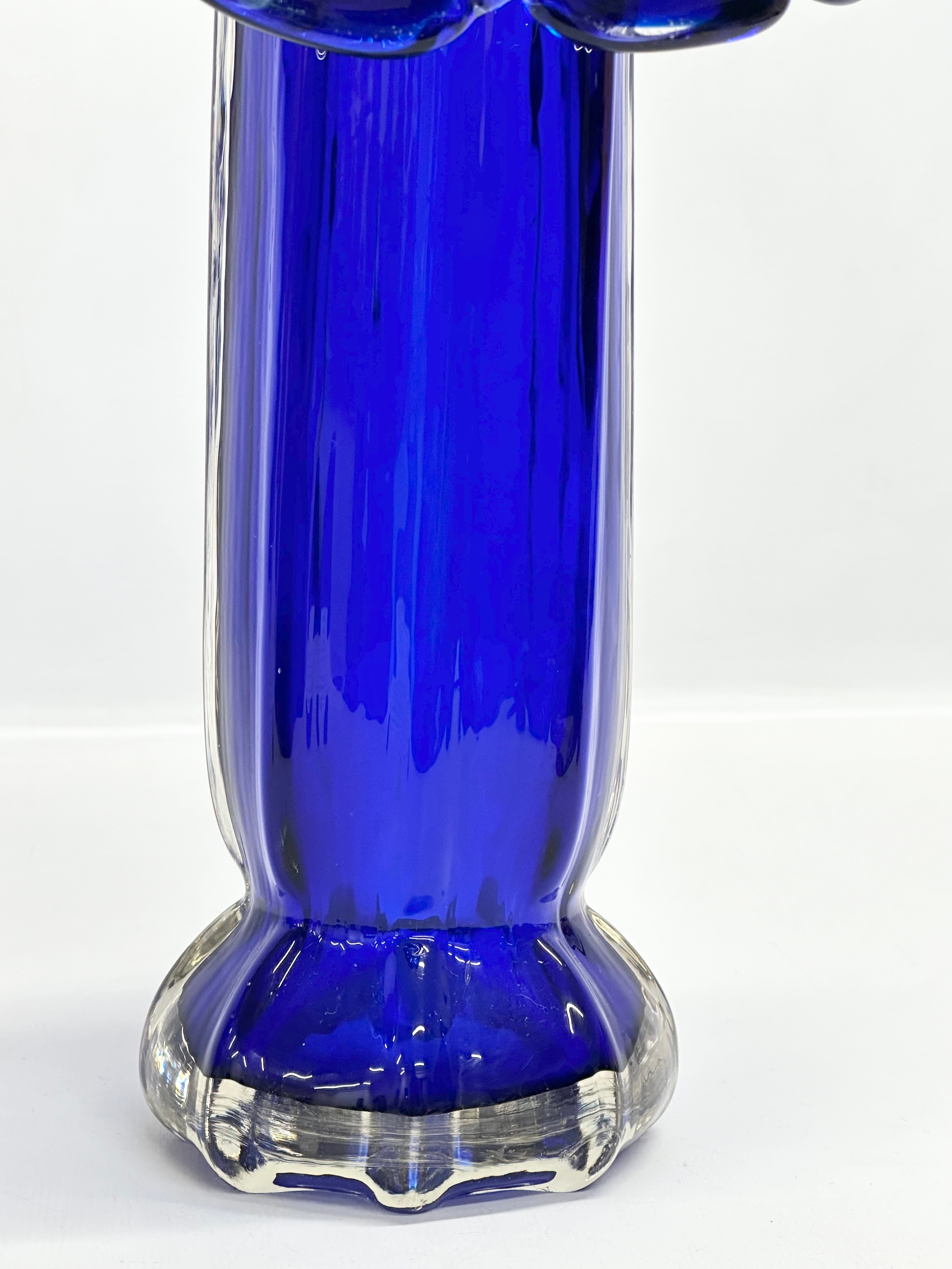 A Mid 20th Century Art Glass vase. 17x38cm - Image 3 of 5
