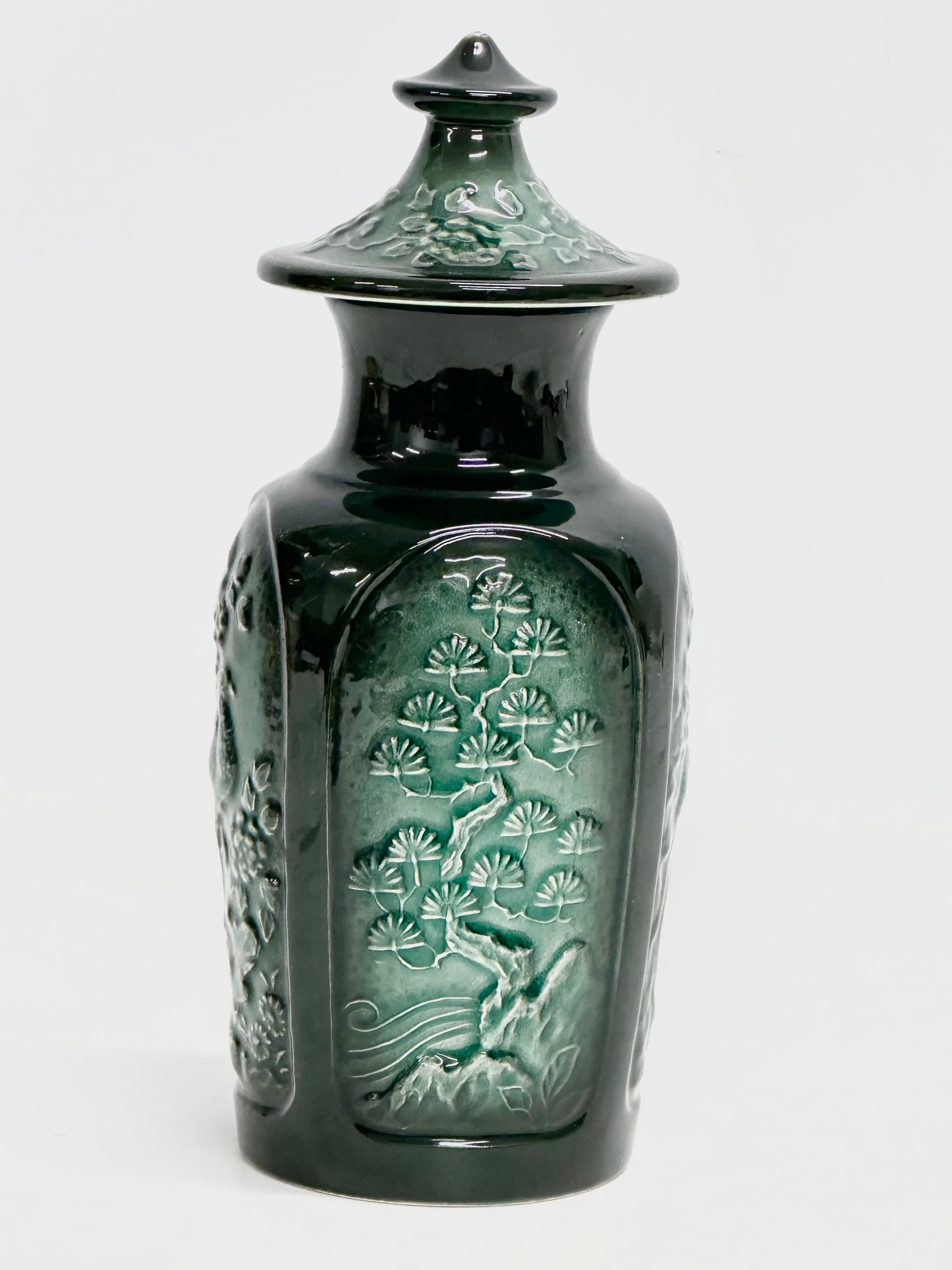 A 1970’s Sylvac Chinese style jar with lid. 24cm - Image 2 of 5