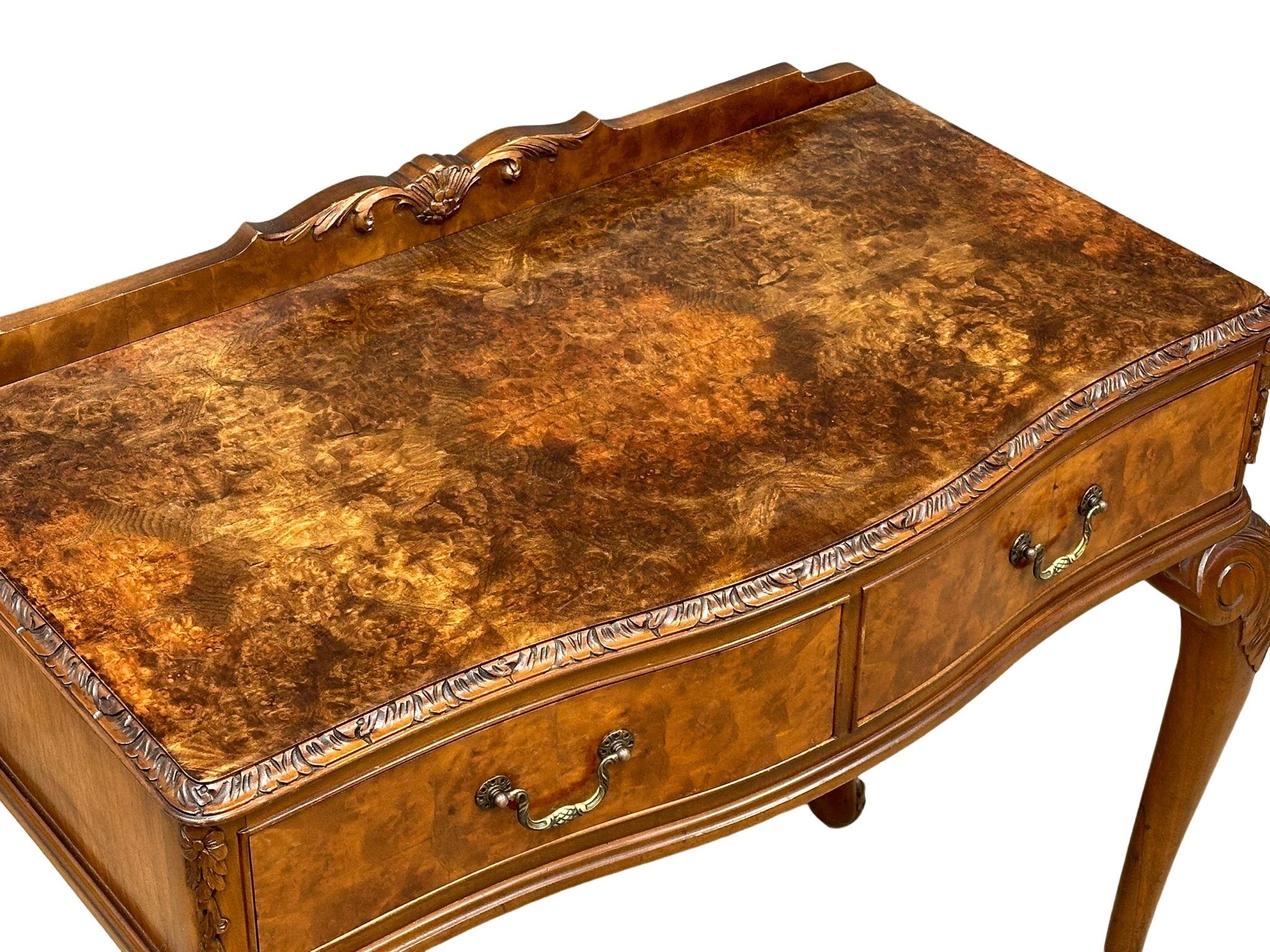 A George I style Burr Walnut gallery back side table with 2 drawers. Mid 20th Century. 97x50x88cm - Bild 6 aus 7