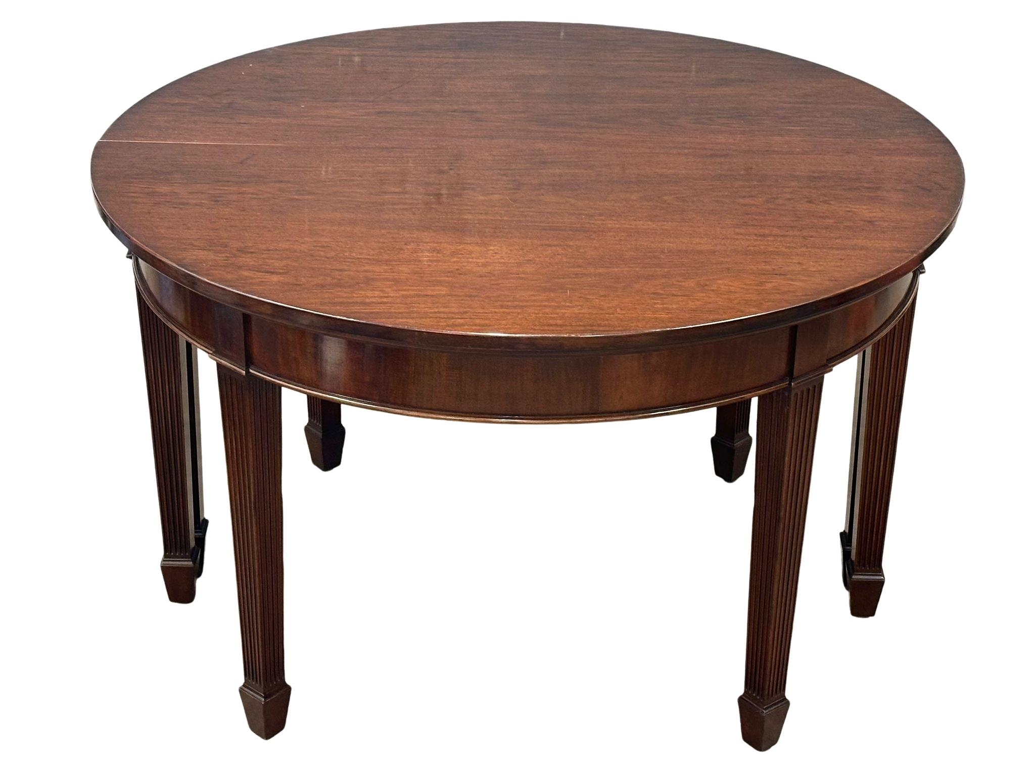 A pair of good quality Early 20th Century mahogany console tables in the Hepplewhite style. Circa - Bild 2 aus 8