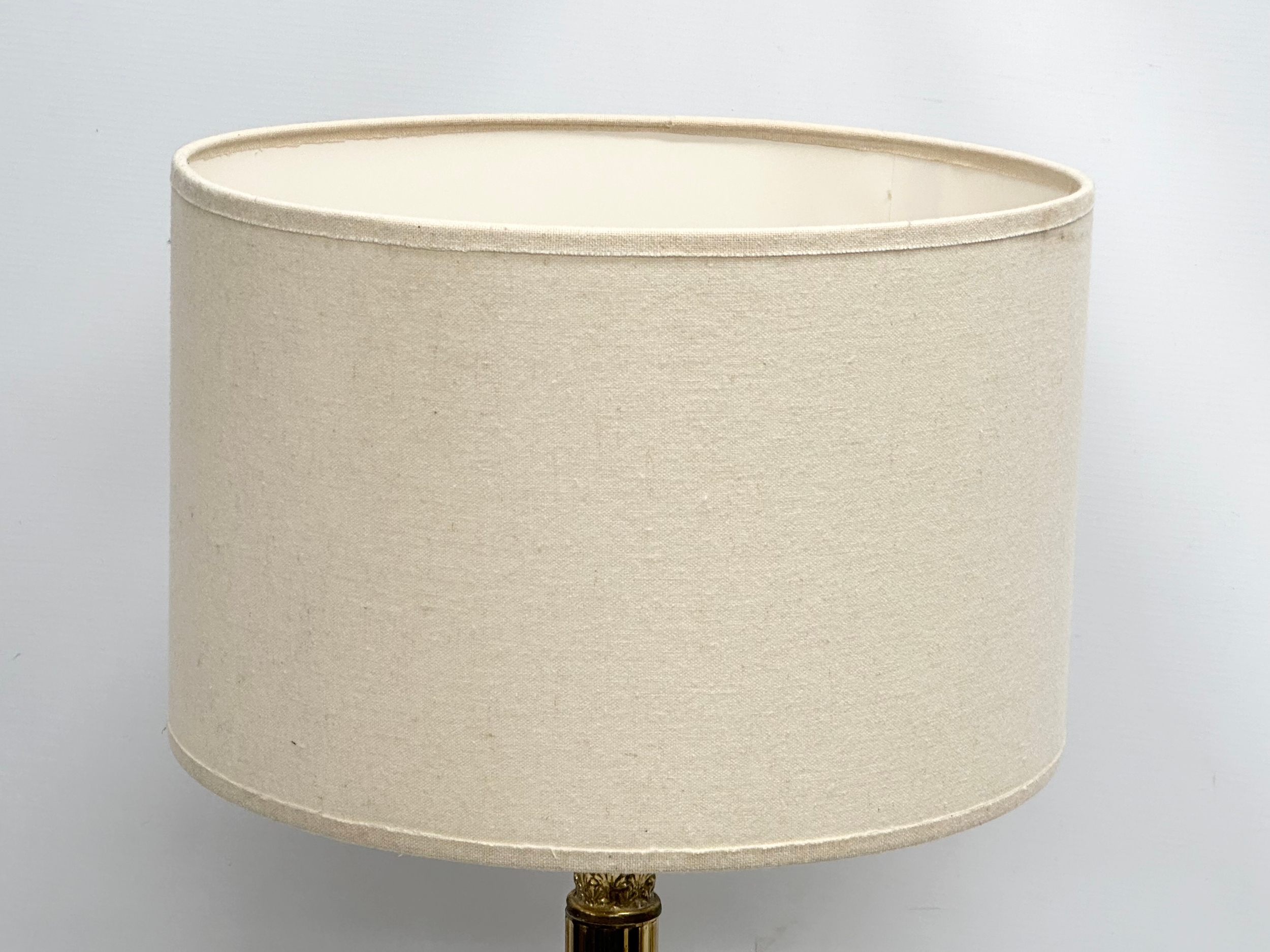 A large 20th Century brass table lamp with Corinthian column. Base measures 17x17x64cm - Image 4 of 4