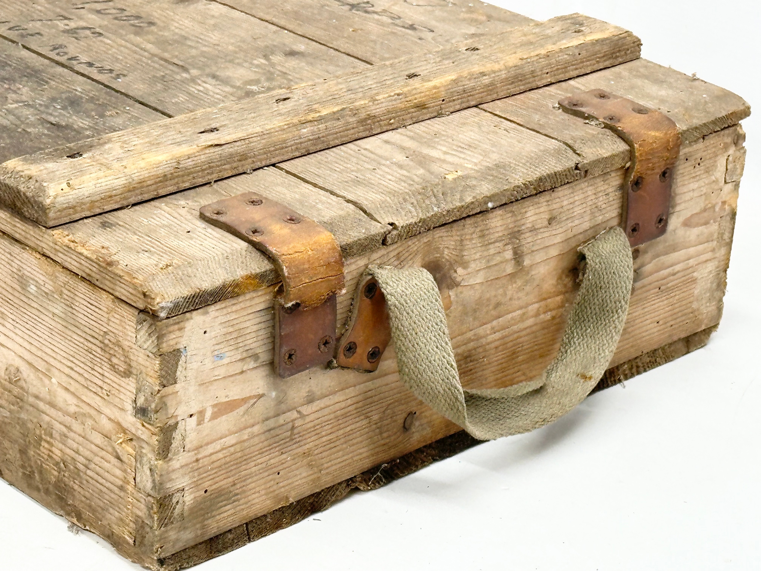 A WWII wooden ammunition crate. 45x36x15cm - Image 2 of 5