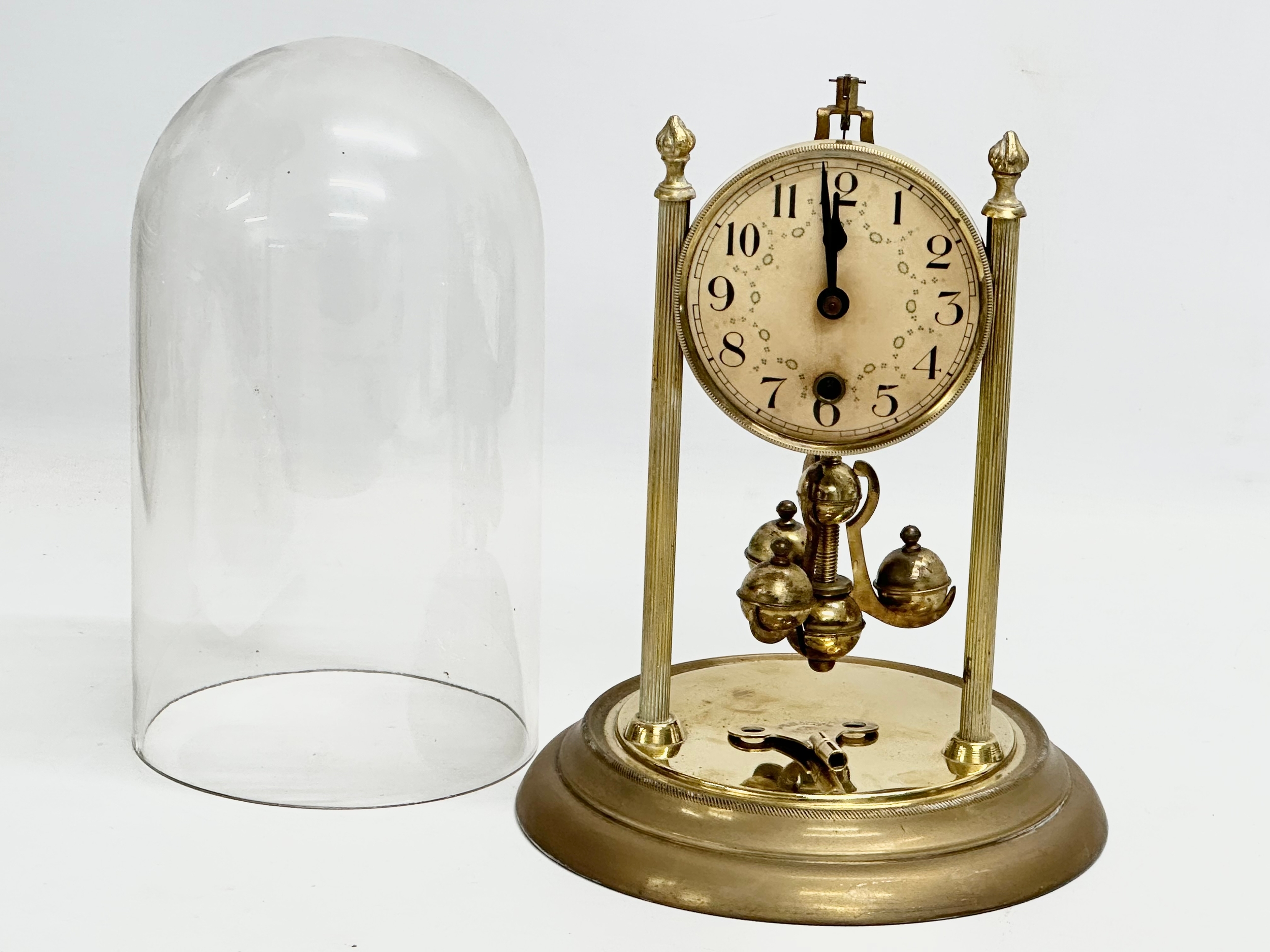 An Early/Mid 20th Century brass anniversary clock with key. 18x26cm - Image 4 of 5